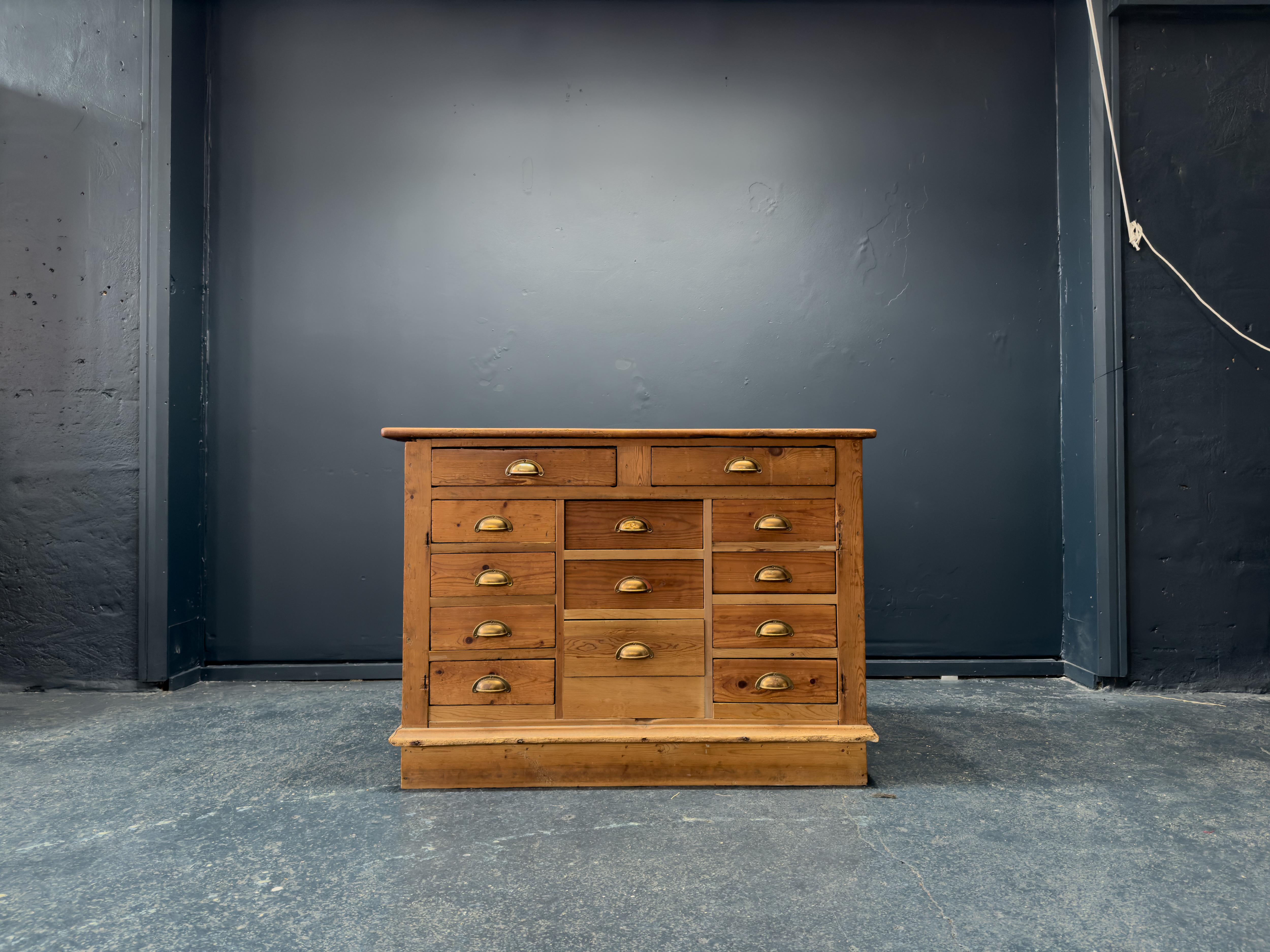 Questo fantastico mobile in legno di pino presenta 13 cassetti di dimensioni diverse. Il design ha un'atmosfera classica e country e sfrutta la robustezza del Wood Wood e la sua forte struttura e venatura per dare vita e carattere al mobile. Ogni