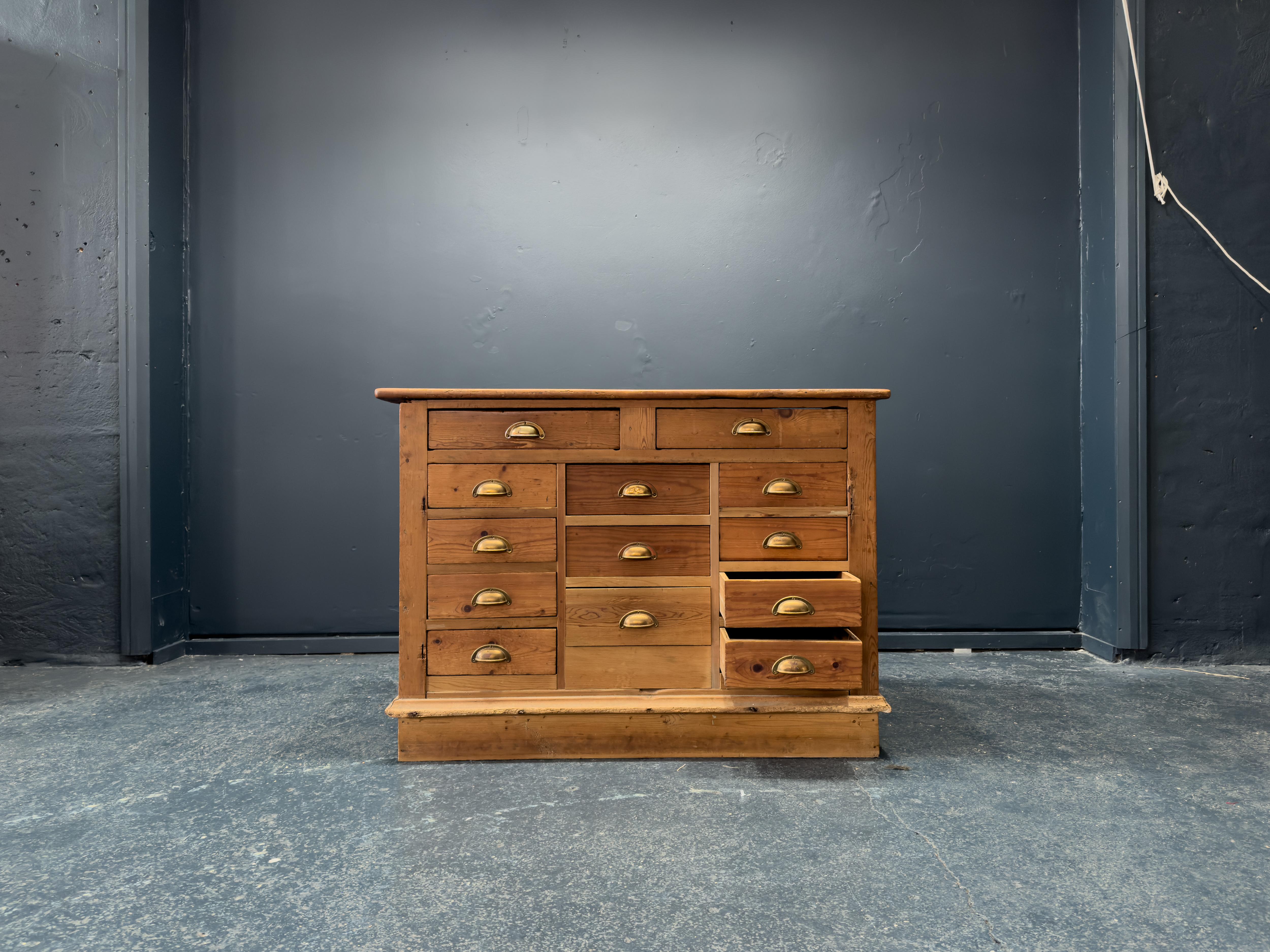 Mid-Century moderno Cassettiera grande in pino in vendita