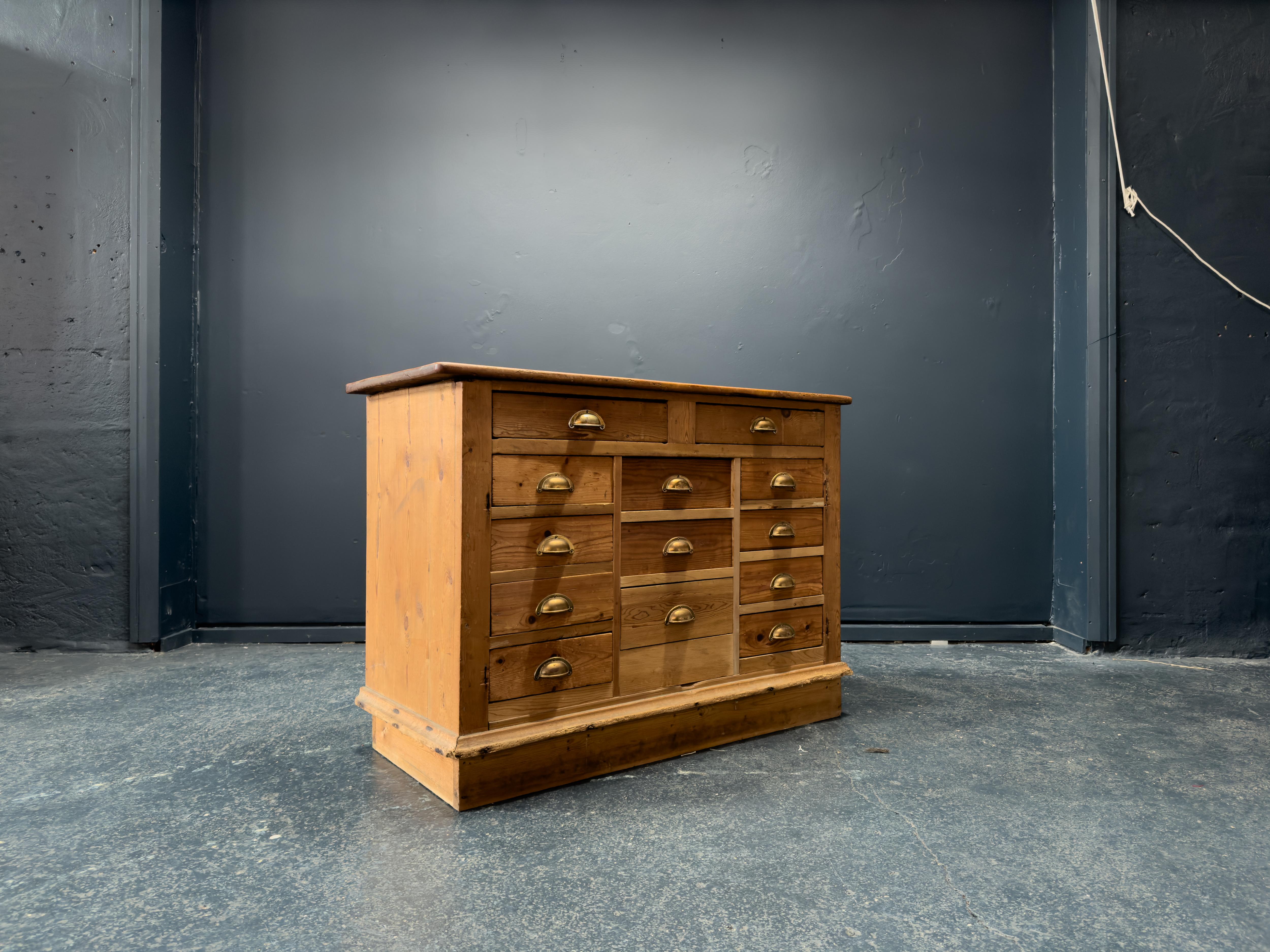Ottone Cassettiera grande in pino in vendita