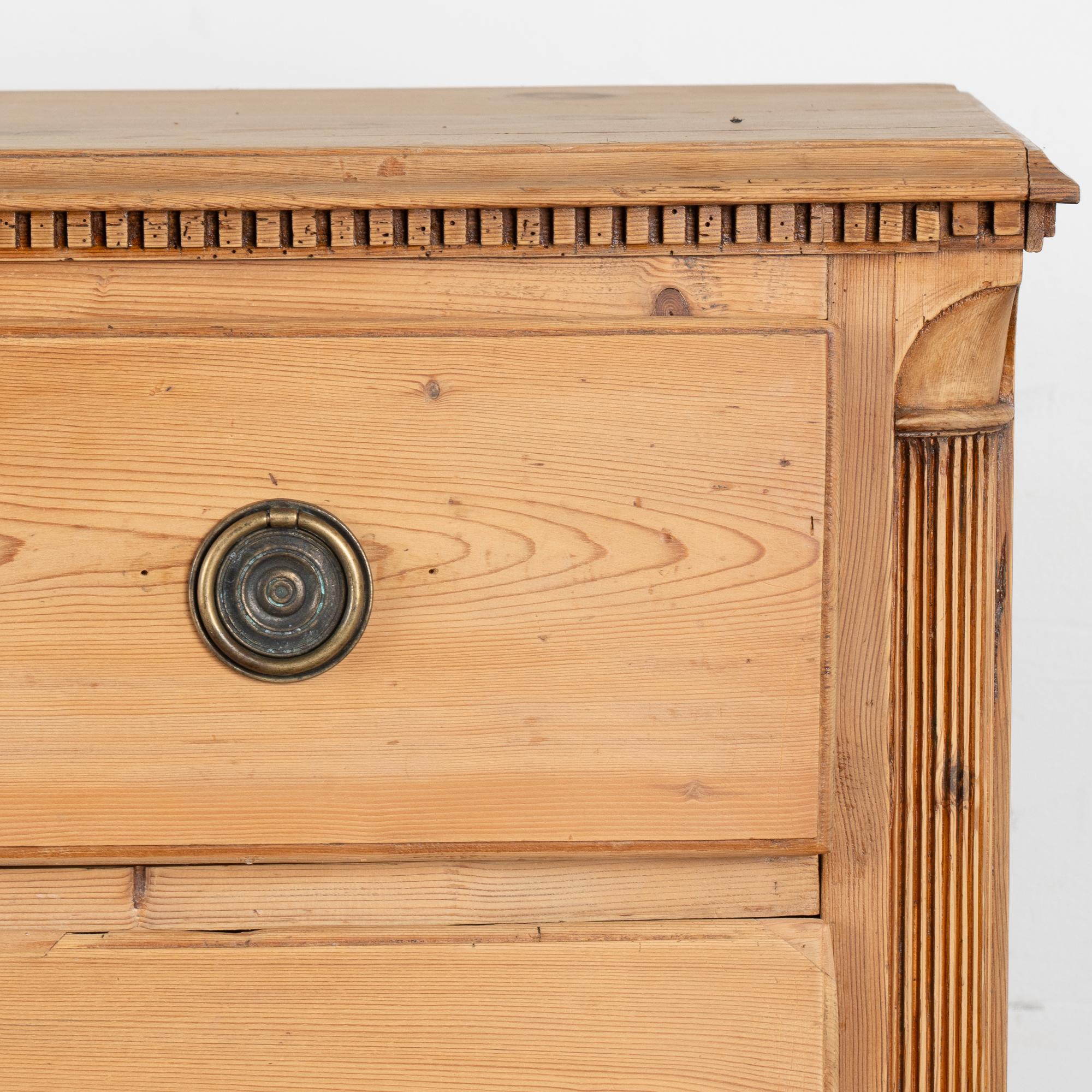 Grande commode en pin à quatre tiroirs, Danemark vers 1800-20 en vente 3