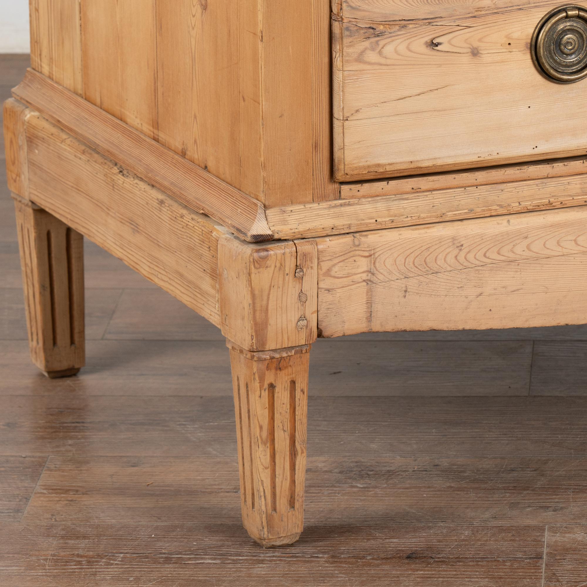 Grande commode en pin à quatre tiroirs, Danemark vers 1800-20 en vente 4