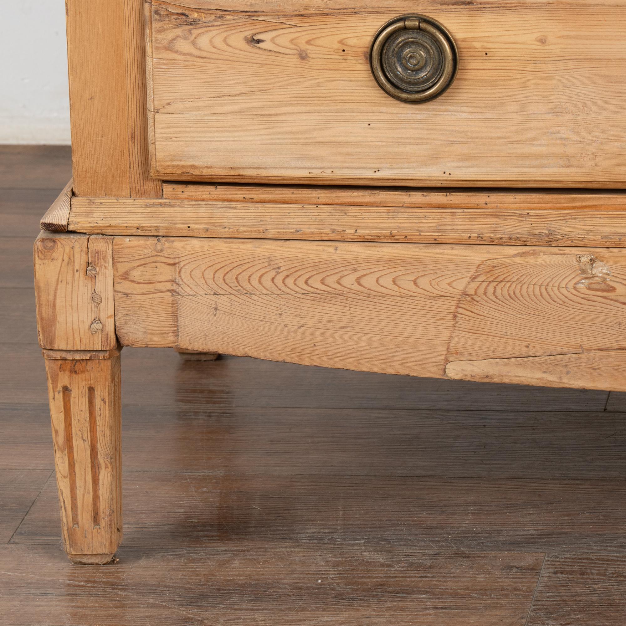 Grande commode en pin à quatre tiroirs, Danemark vers 1800-20 en vente 5