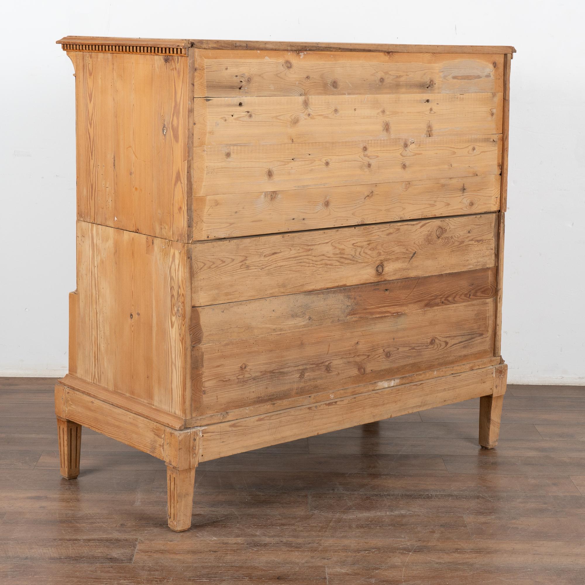 Grande commode en pin à quatre tiroirs, Danemark vers 1800-20 en vente 6