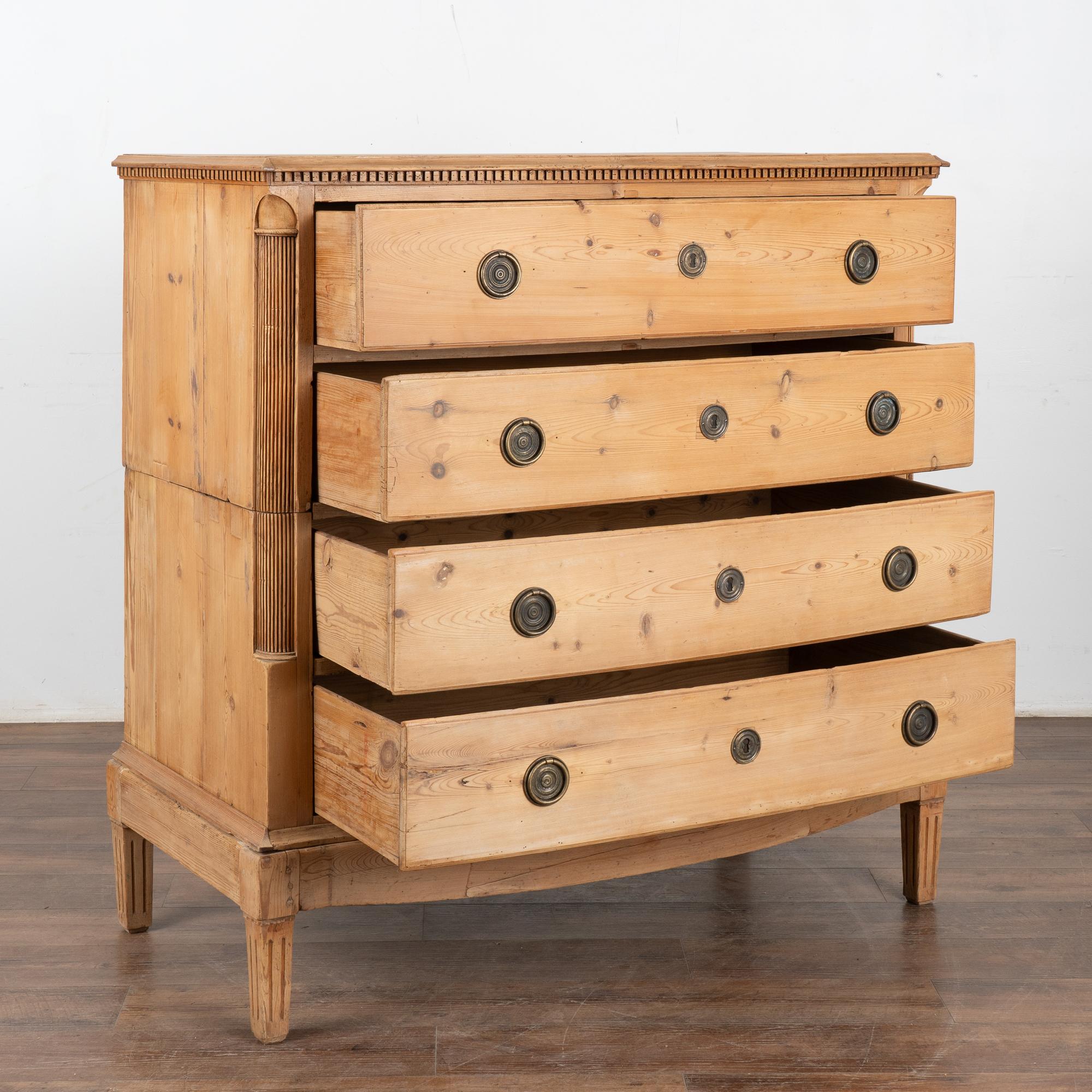 Country Grande commode en pin à quatre tiroirs, Danemark vers 1800-20 en vente