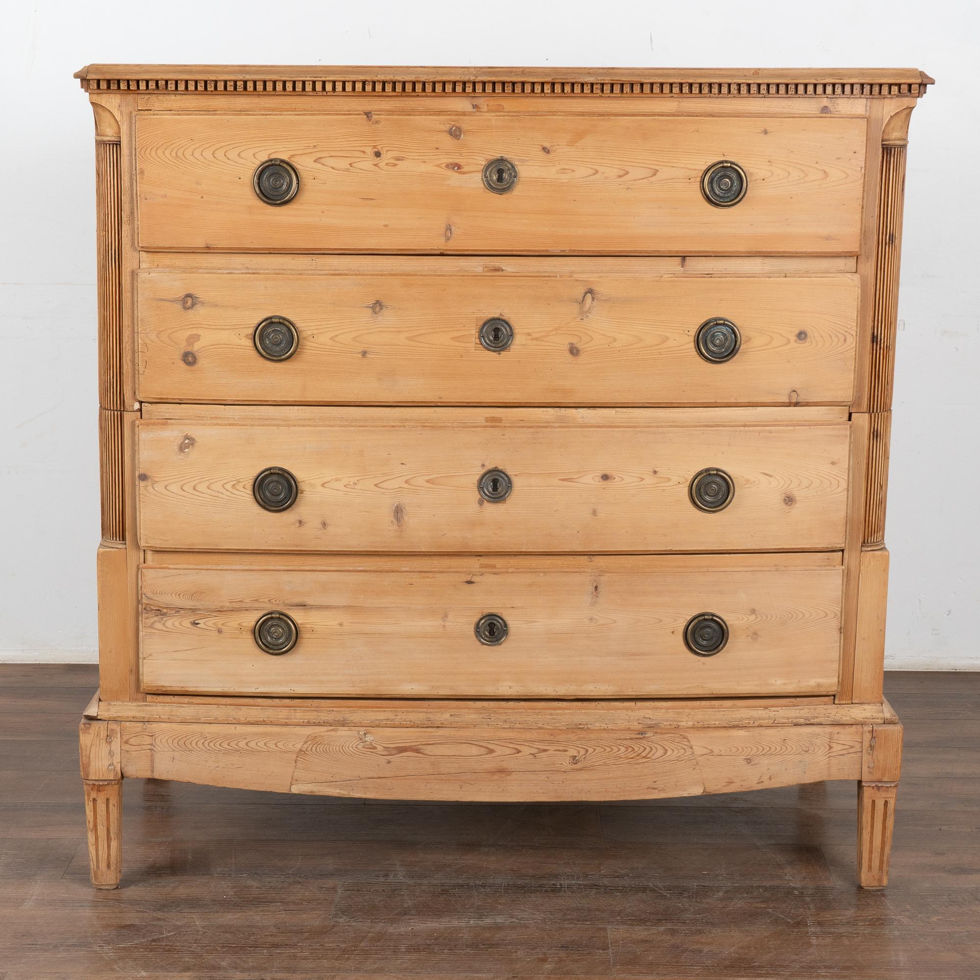 Danois Grande commode en pin à quatre tiroirs, Danemark vers 1800-20 en vente