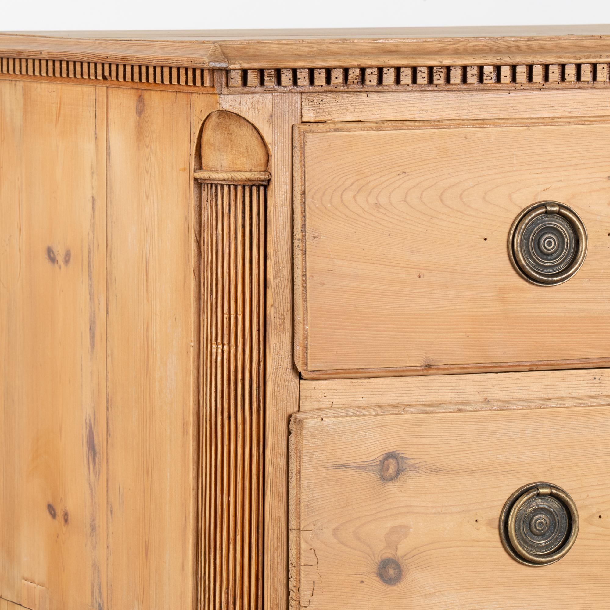 Grande commode en pin à quatre tiroirs, Danemark vers 1800-20 en vente 1
