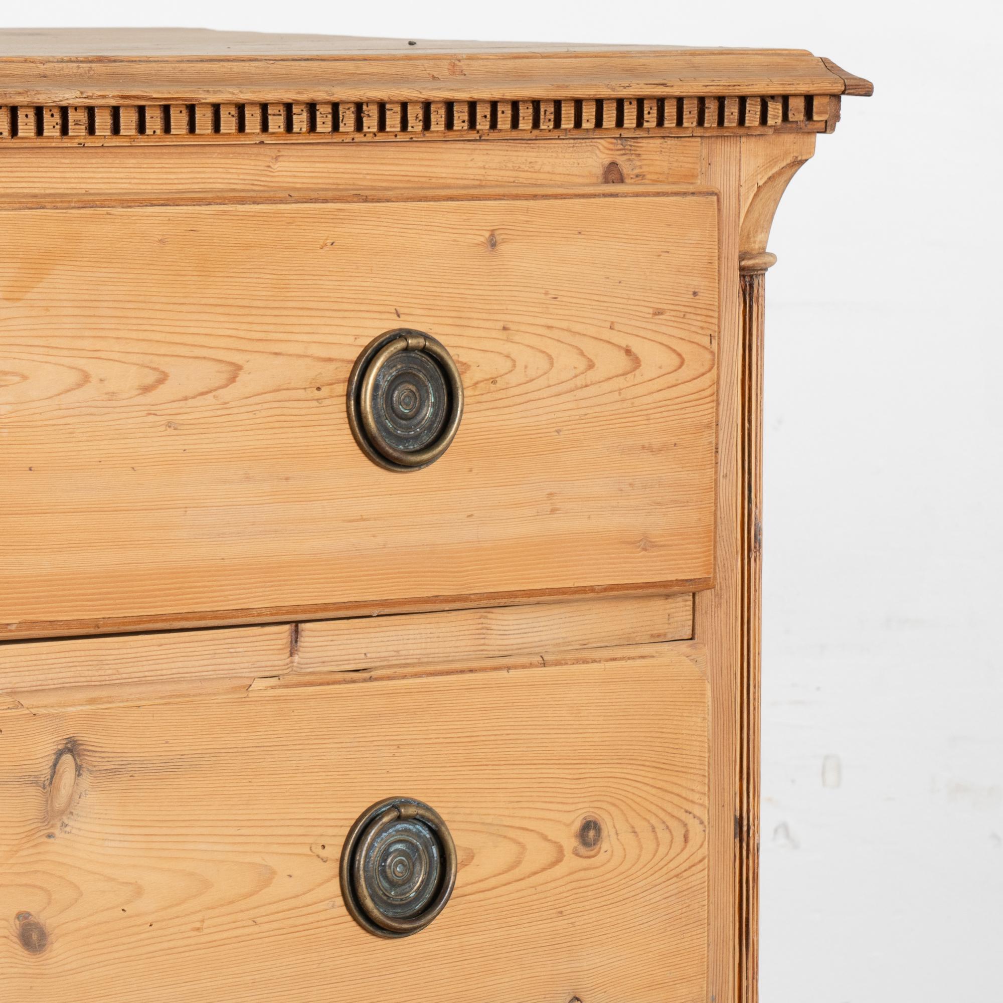 Grande commode en pin à quatre tiroirs, Danemark vers 1800-20 en vente 2