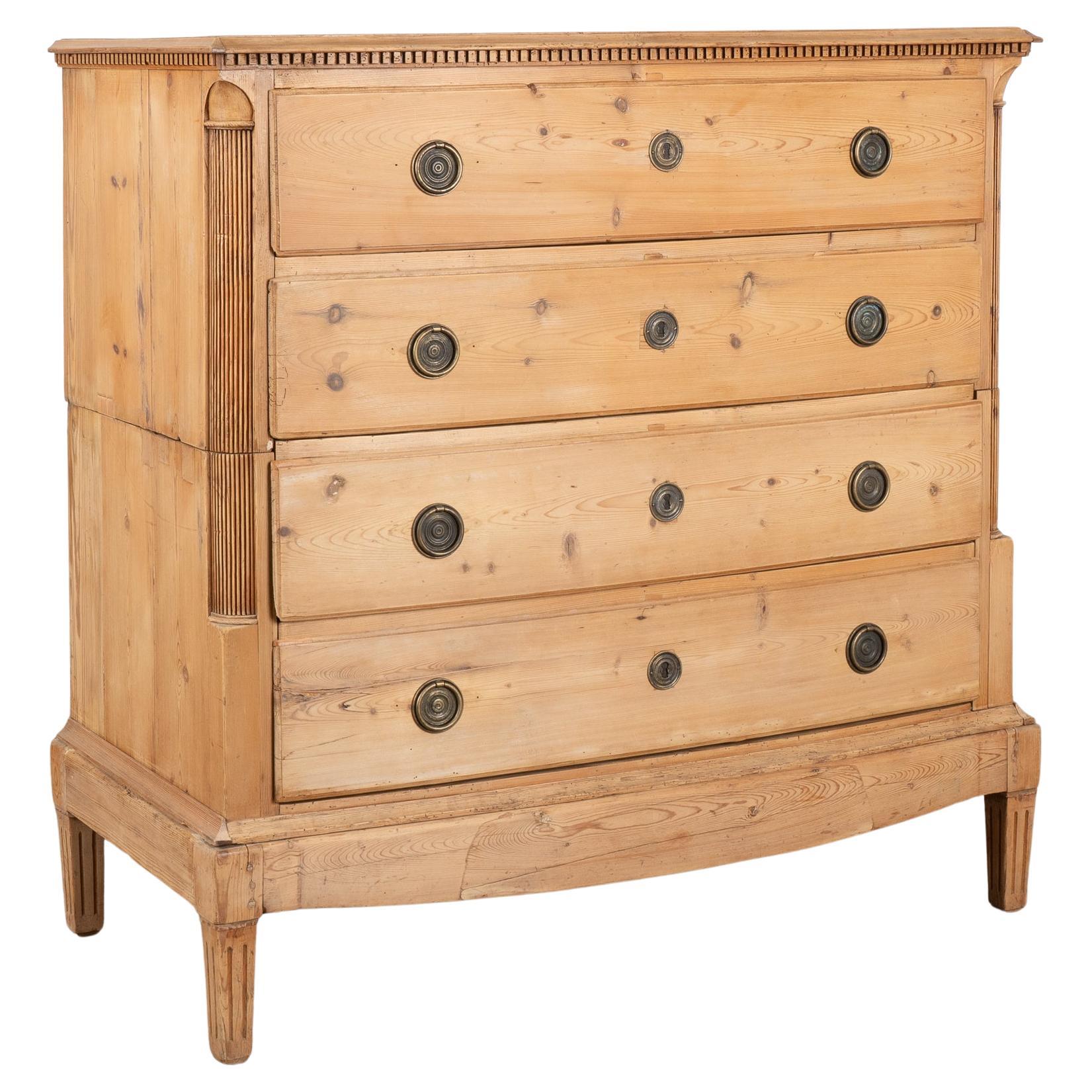 Grande commode en pin à quatre tiroirs, Danemark vers 1800-20 en vente