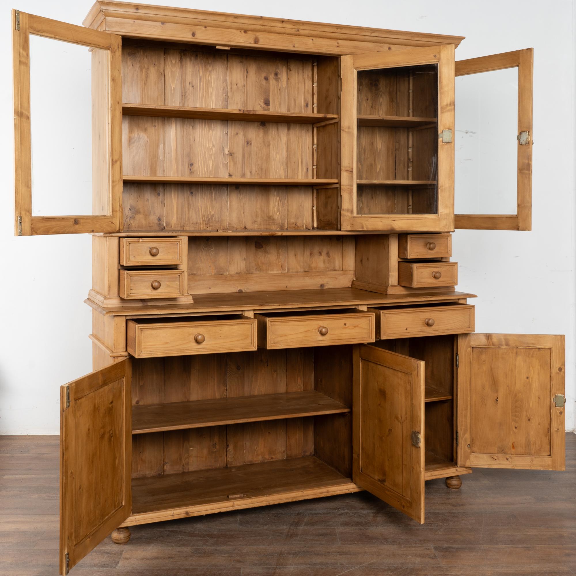 Großer Kiefer Vitrinenschrank Bücherregal aus Dänemark (Land) im Angebot