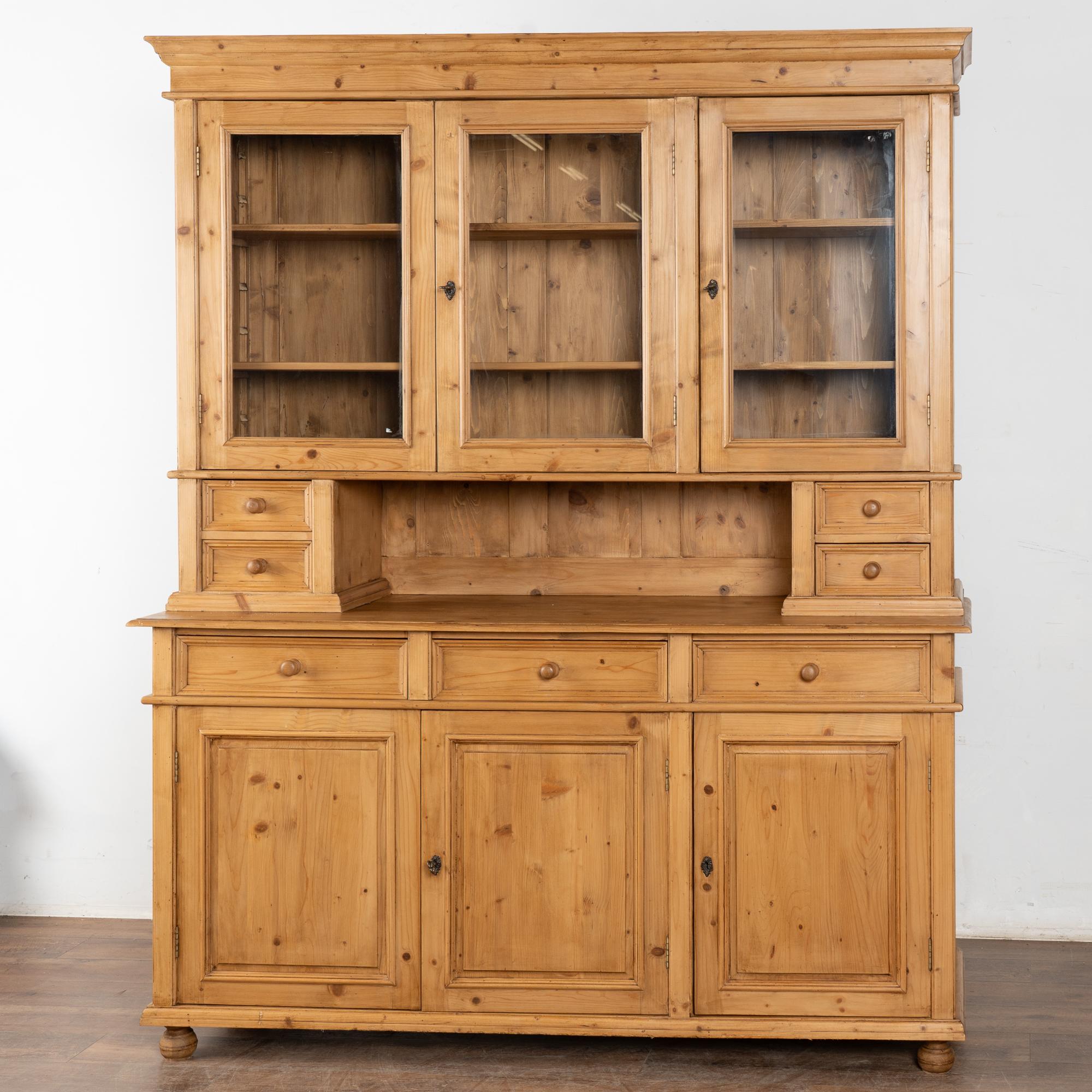 Großer Kiefer Vitrinenschrank Bücherregal aus Dänemark (Dänisch) im Angebot