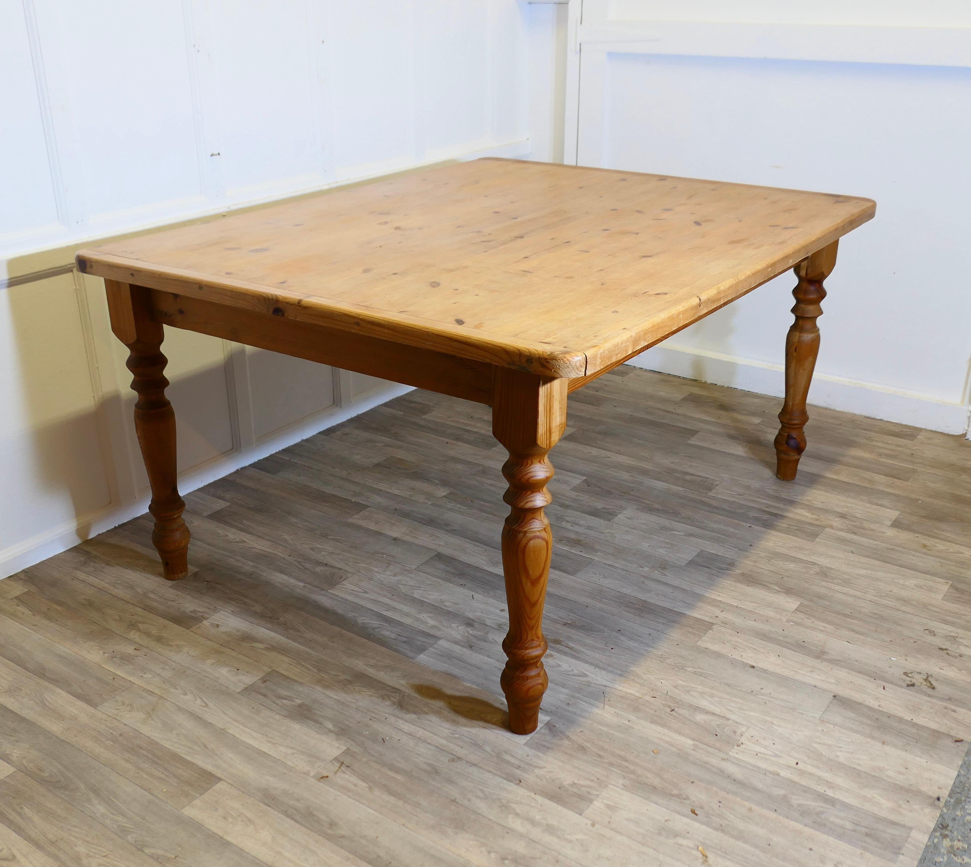 Mid-Century Modern Grande table de cuisine de ferme en pin  Une bonne table de ferme en vente