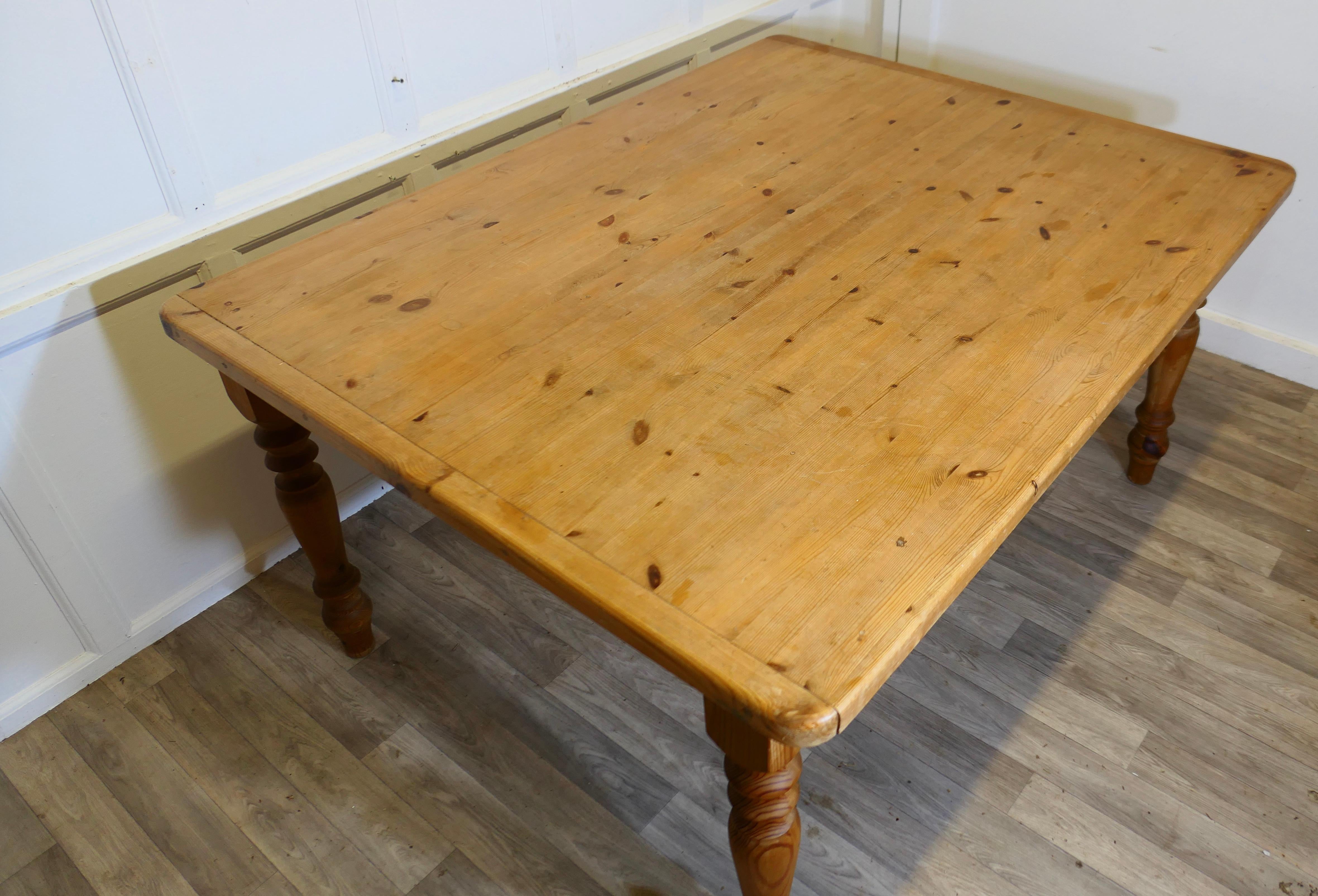 Grande table de cuisine de ferme en pin  Une bonne table de ferme Bon état - En vente à Godshill, Isle of Wight
