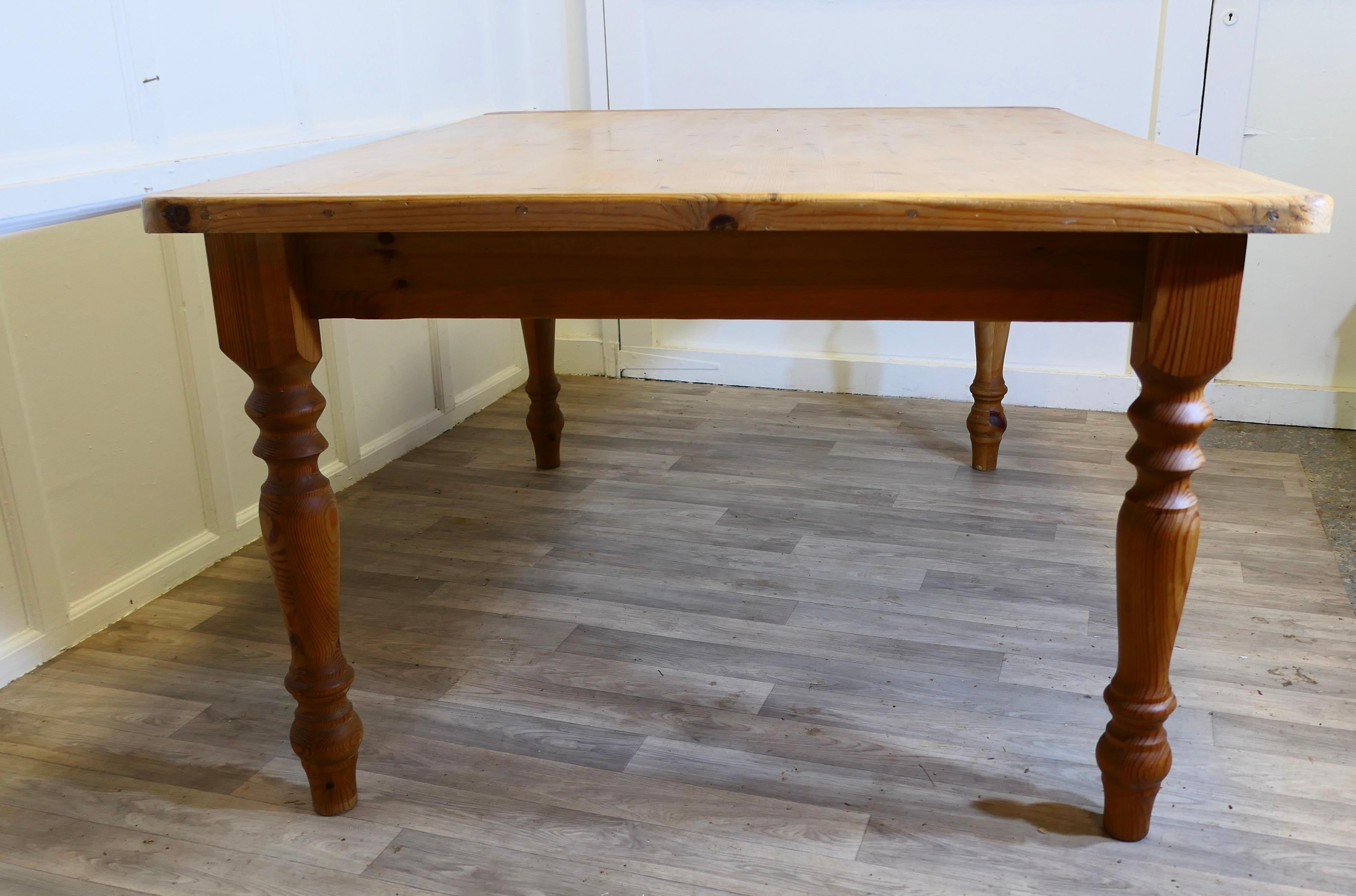 Milieu du XXe siècle Grande table de cuisine de ferme en pin  Une bonne table de ferme en vente