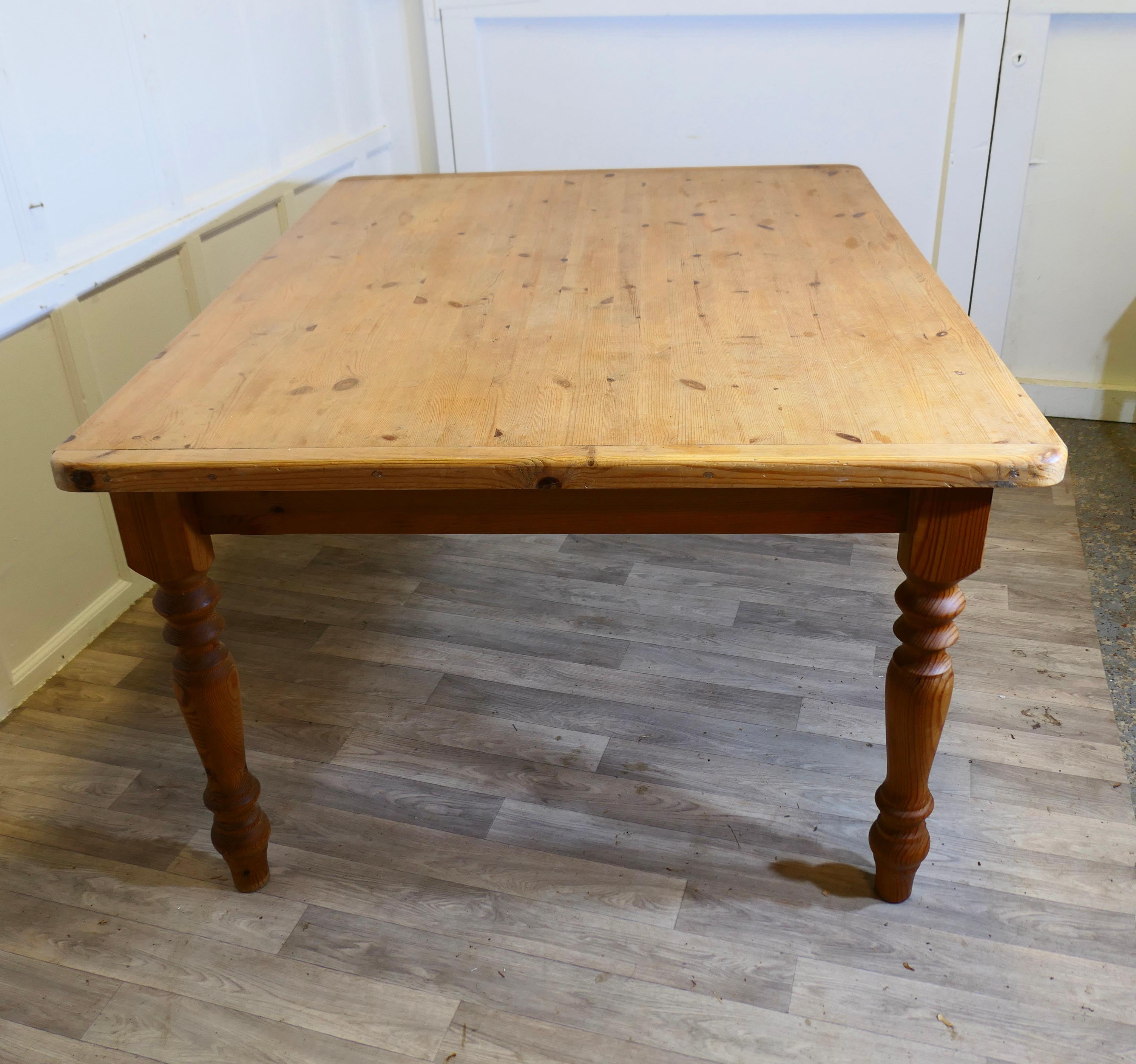 Pin Grande table de cuisine de ferme en pin  Une bonne table de ferme en vente