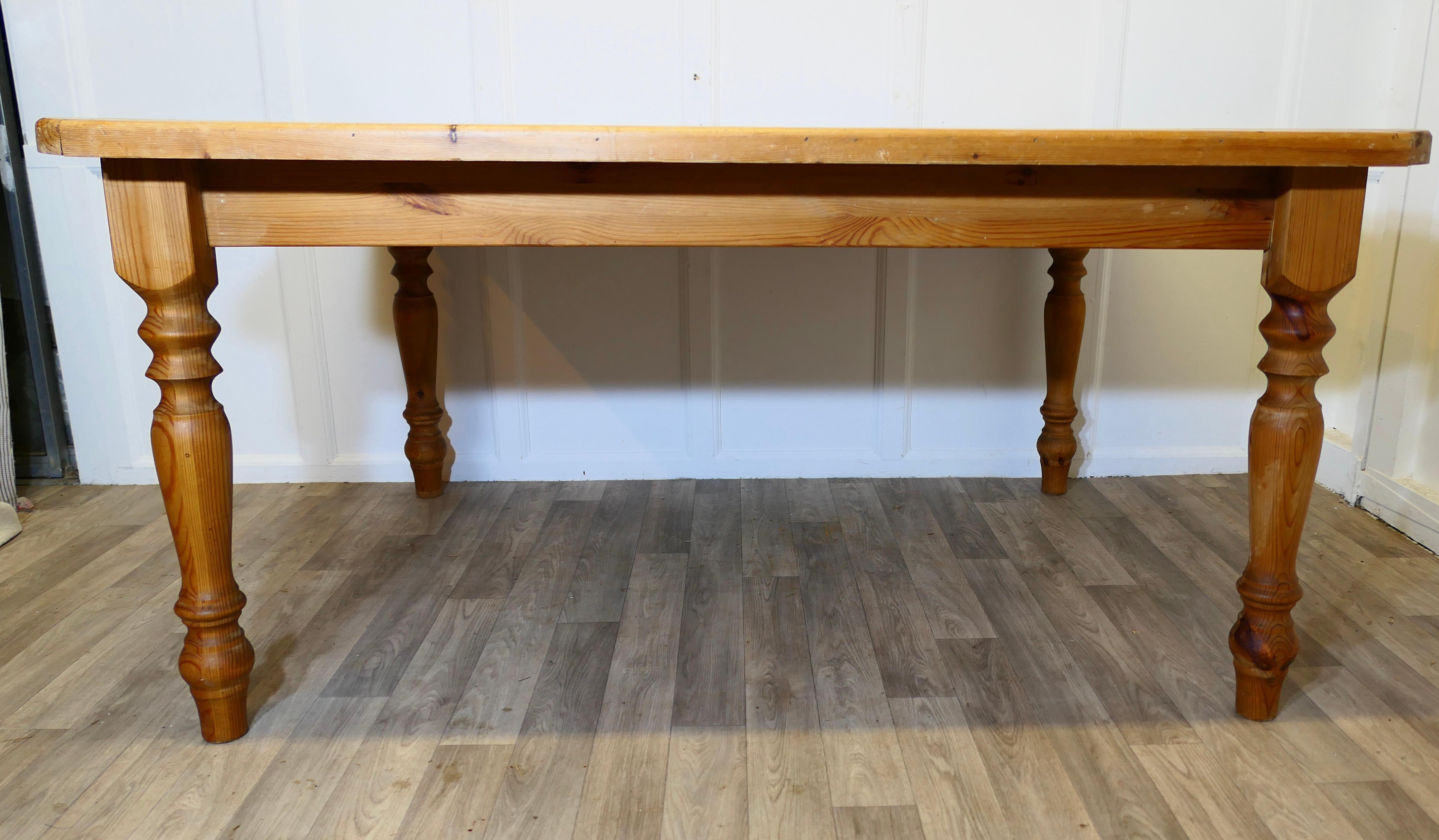 Grande table de cuisine de ferme en pin  Une bonne table de ferme en vente 1