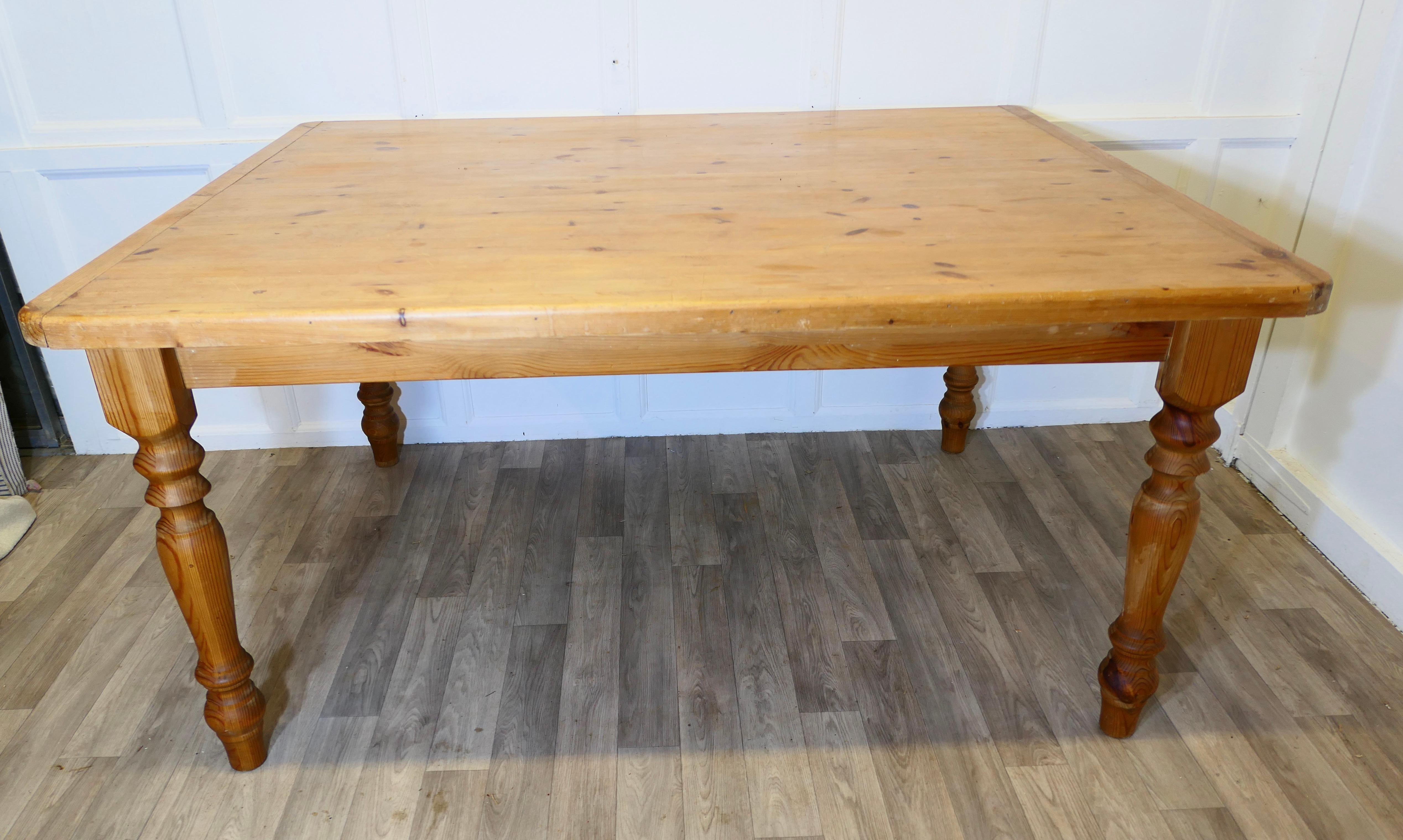 Grande table de cuisine de ferme en pin  Une bonne table de ferme en vente 2