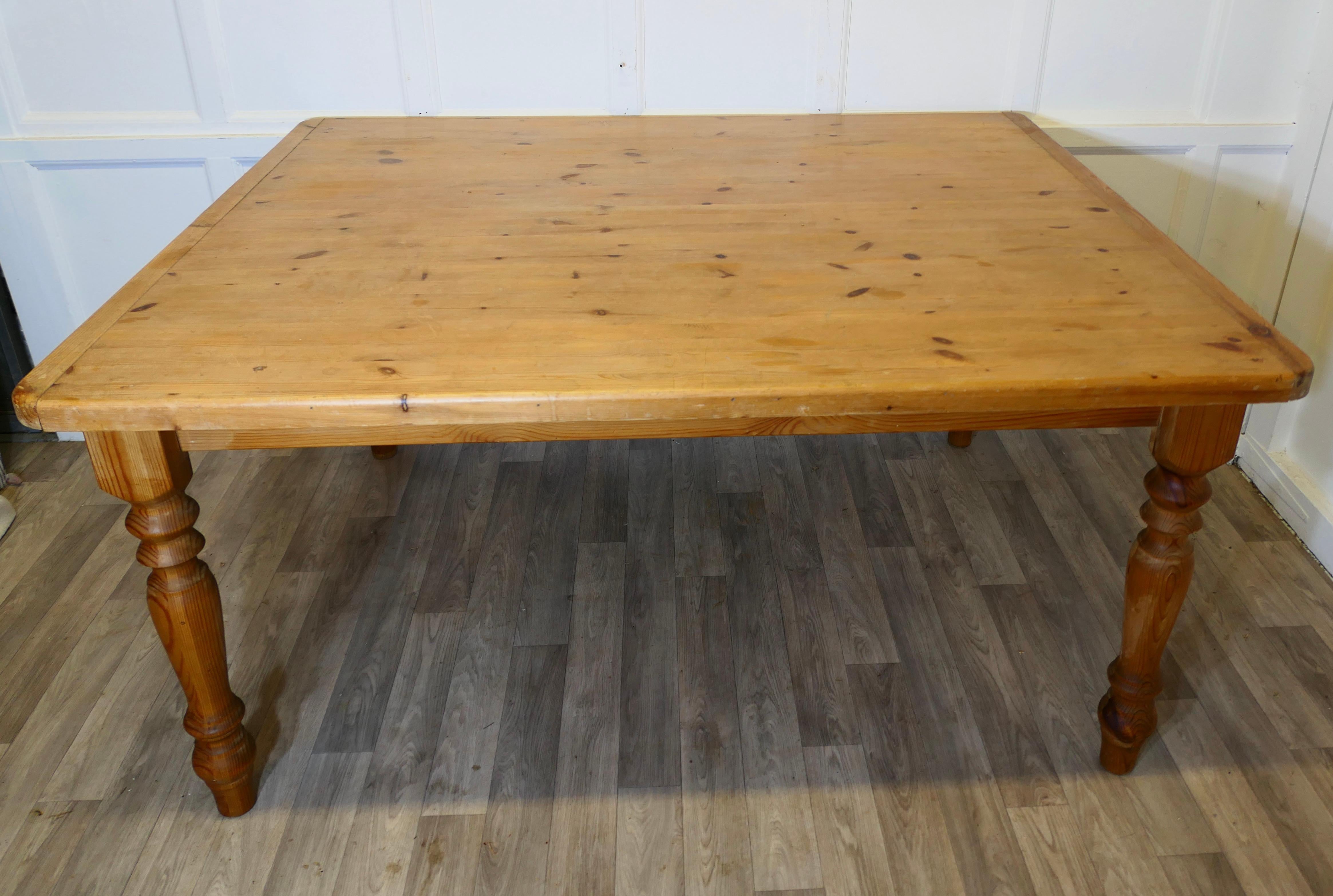 Grande table de cuisine de ferme en pin  Une bonne table de ferme en vente 3