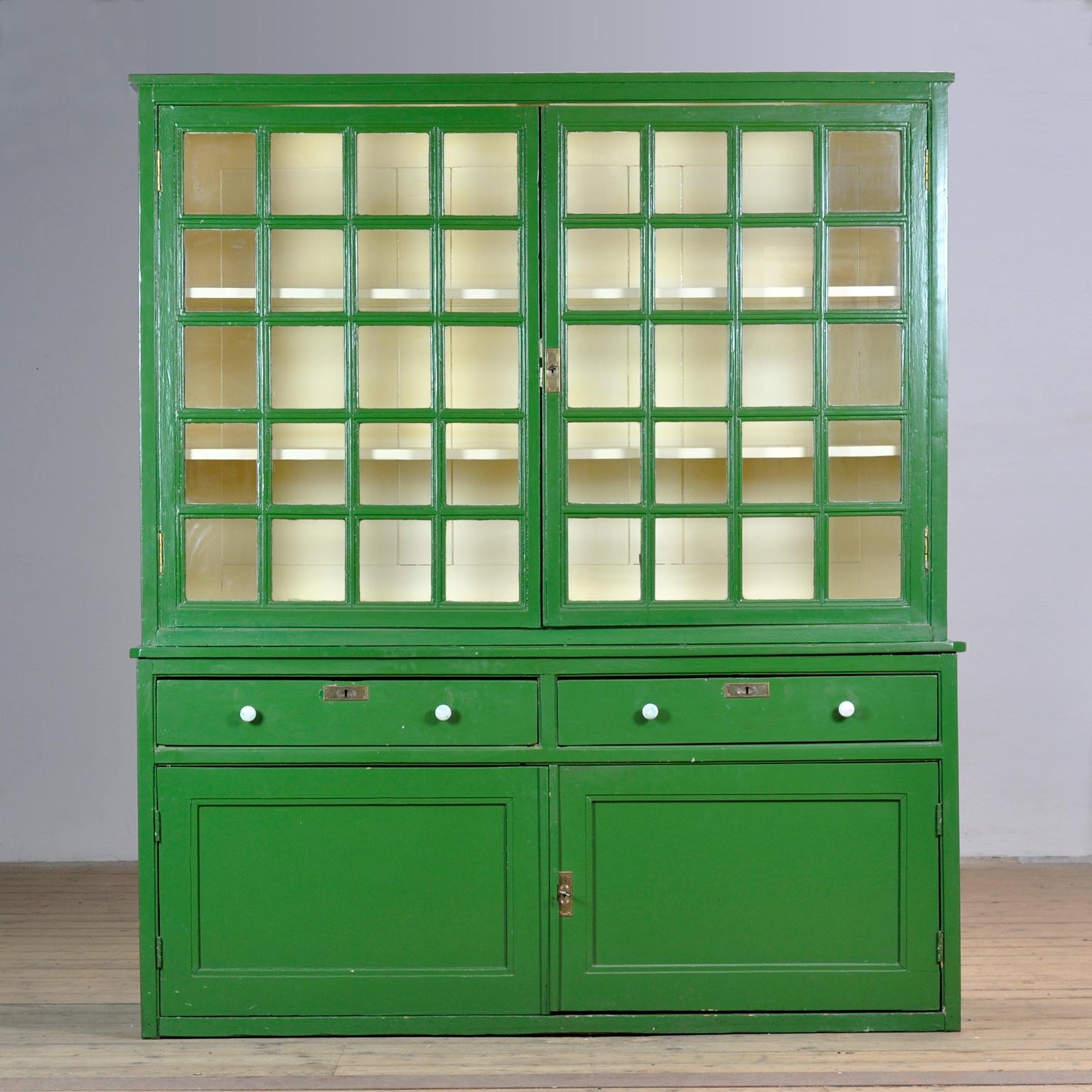 Gran armario de cocina de pino de hacia 1880. Dos estantes ajustables detrás de un cristal en la parte superior y dos cajones y espacio de almacenamiento en la parte inferior. El armario consta de dos partes. En buen estado y libre de carcoma.