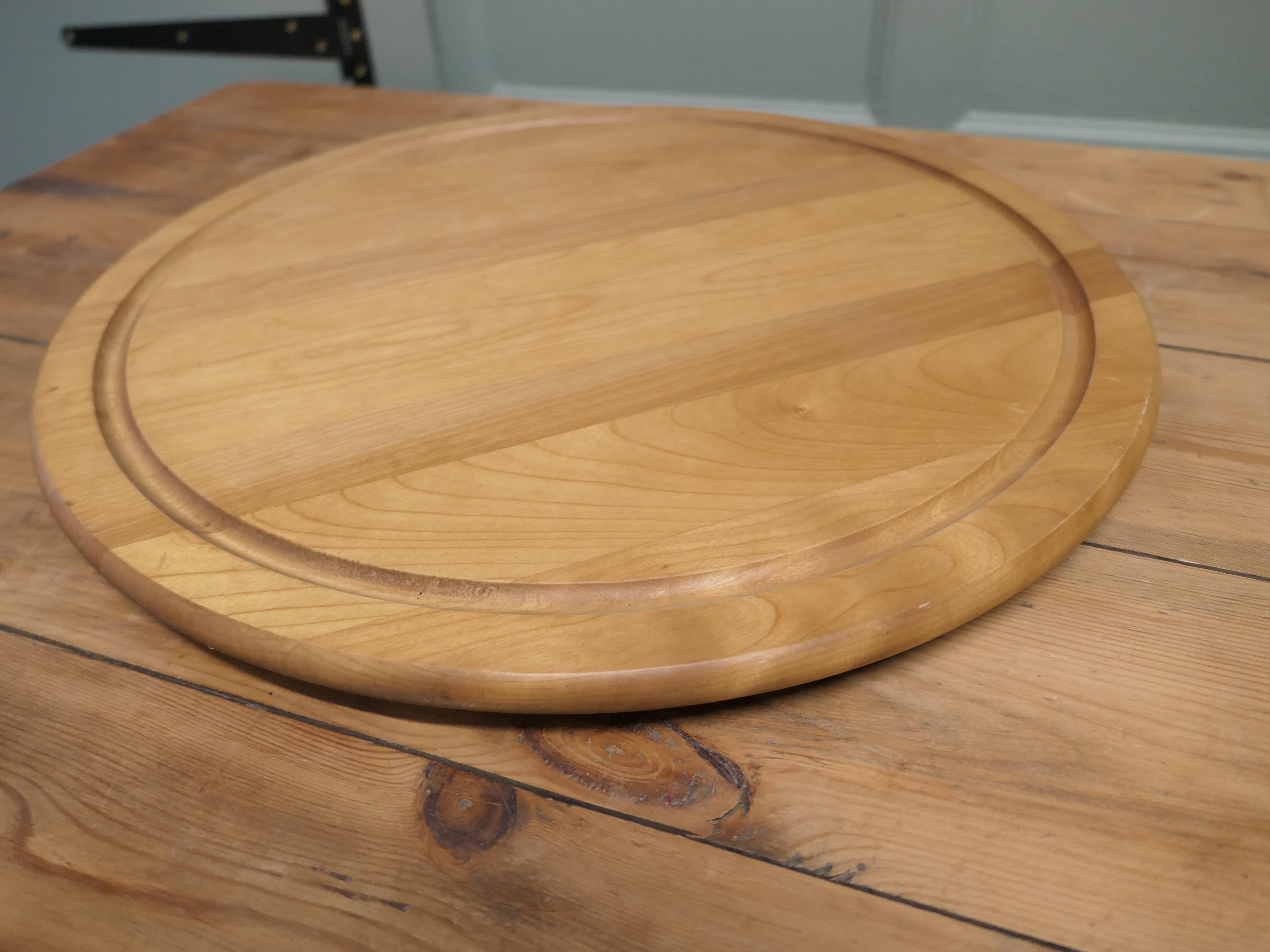 Mid-Century Modern Grande Lazy Susan en pin Une superbe pièce de taille familiale. en vente