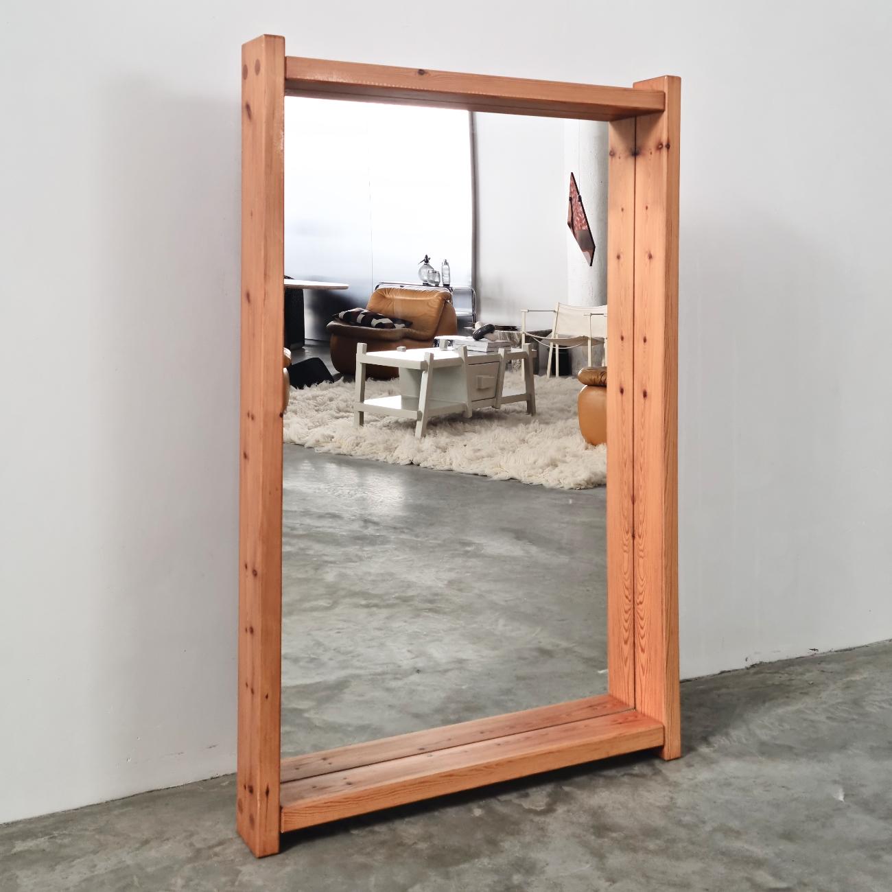 Grande specchio in pino ispirato a Charlotte Perriand, fine anni '70

Questo imponente specchio in pino di grandi dimensioni, prodotto alla fine degli anni '70, si ispira alla famosa designer Charlotte Perriand. Realizzato con quattro sostanziali