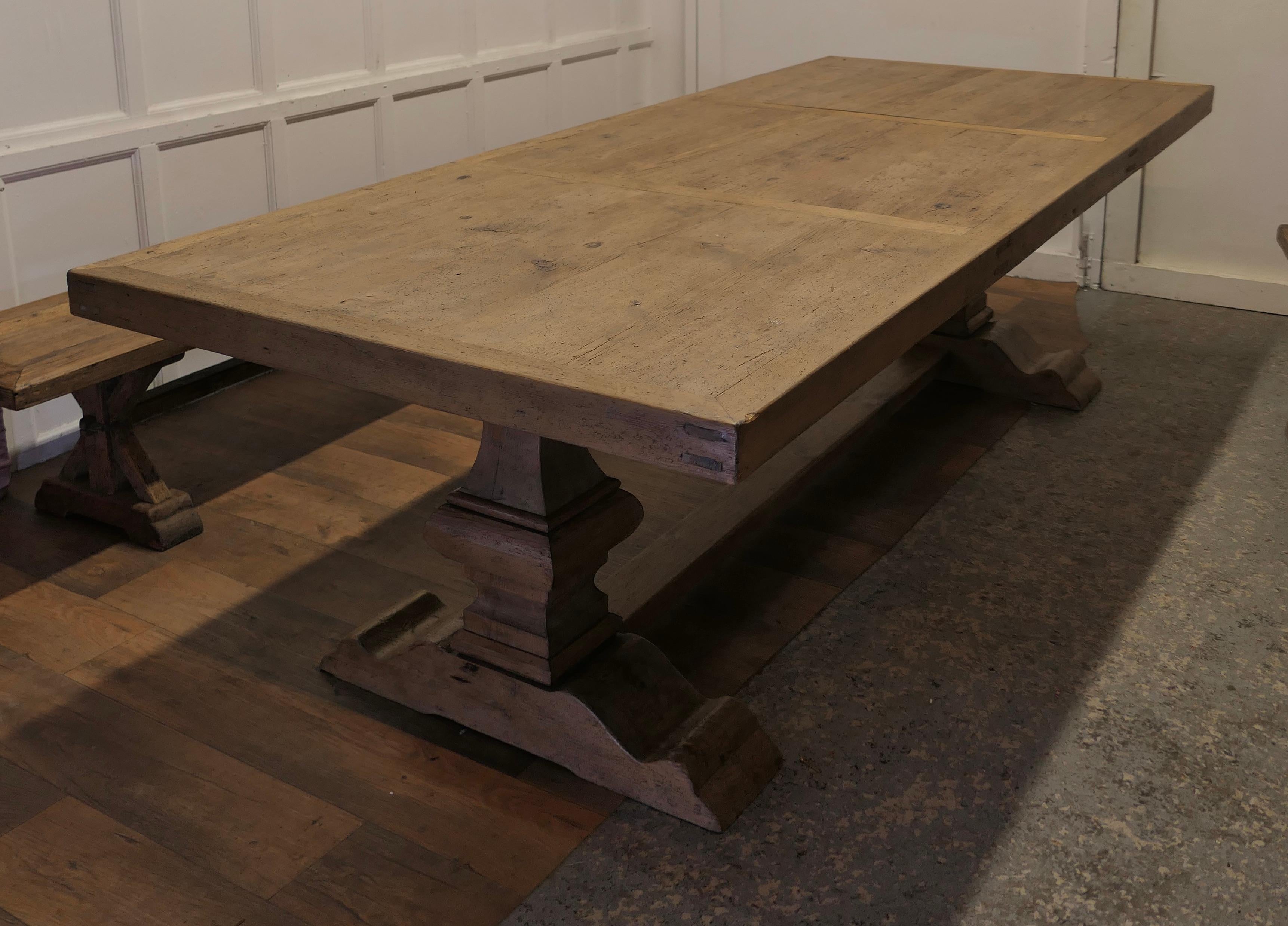 Grande table de réfectoire en pin avec bancs assortis    en vente 4