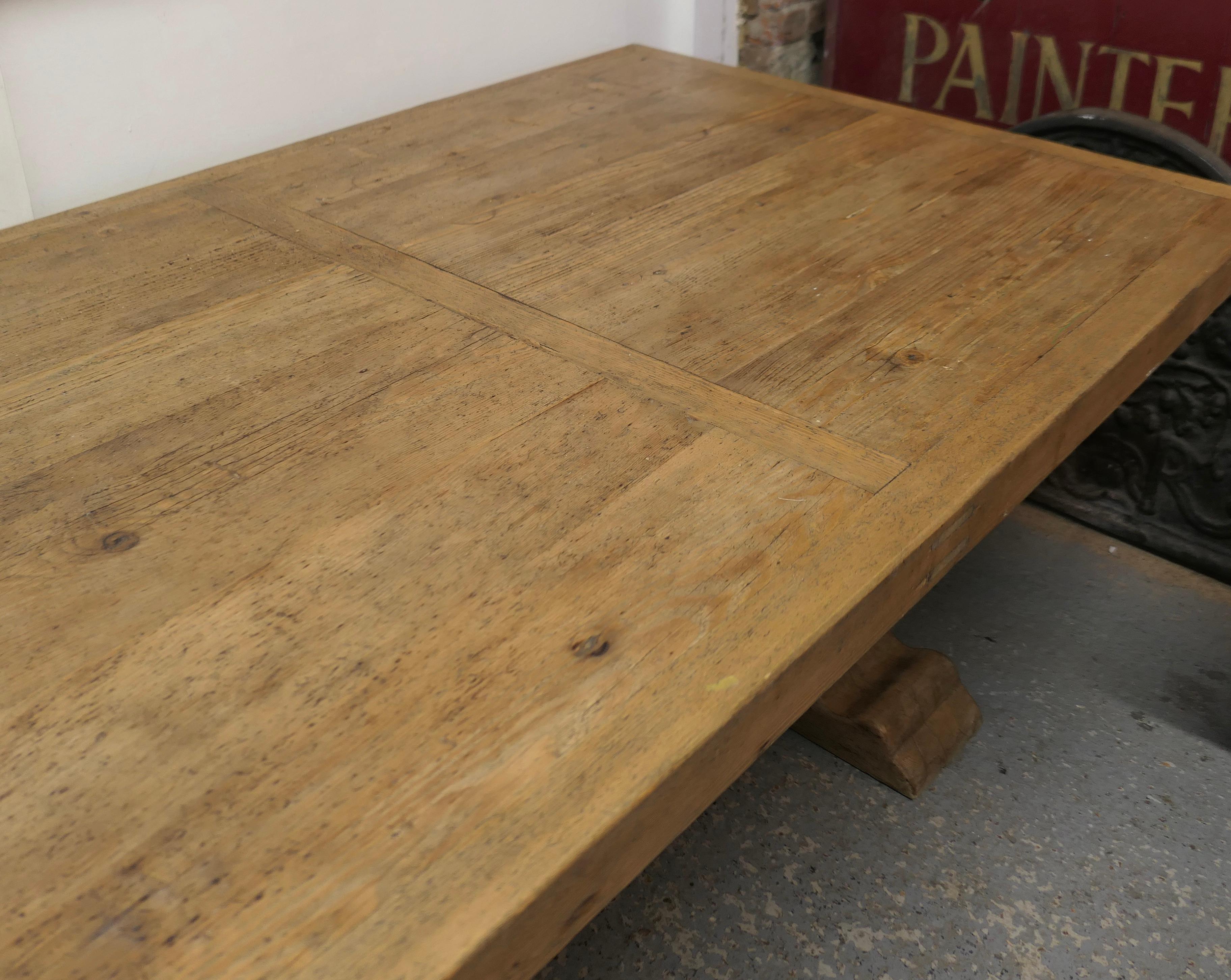 Grande table de réfectoire en pin avec bancs assortis    en vente 9