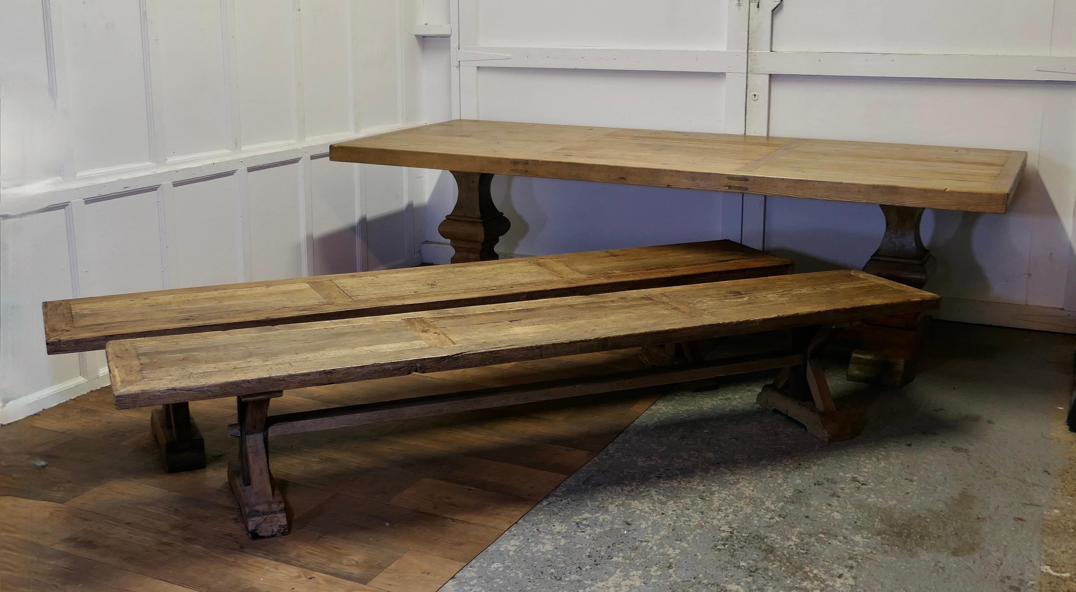 Grande table de réfectoire en pin avec bancs assortis    en vente 10