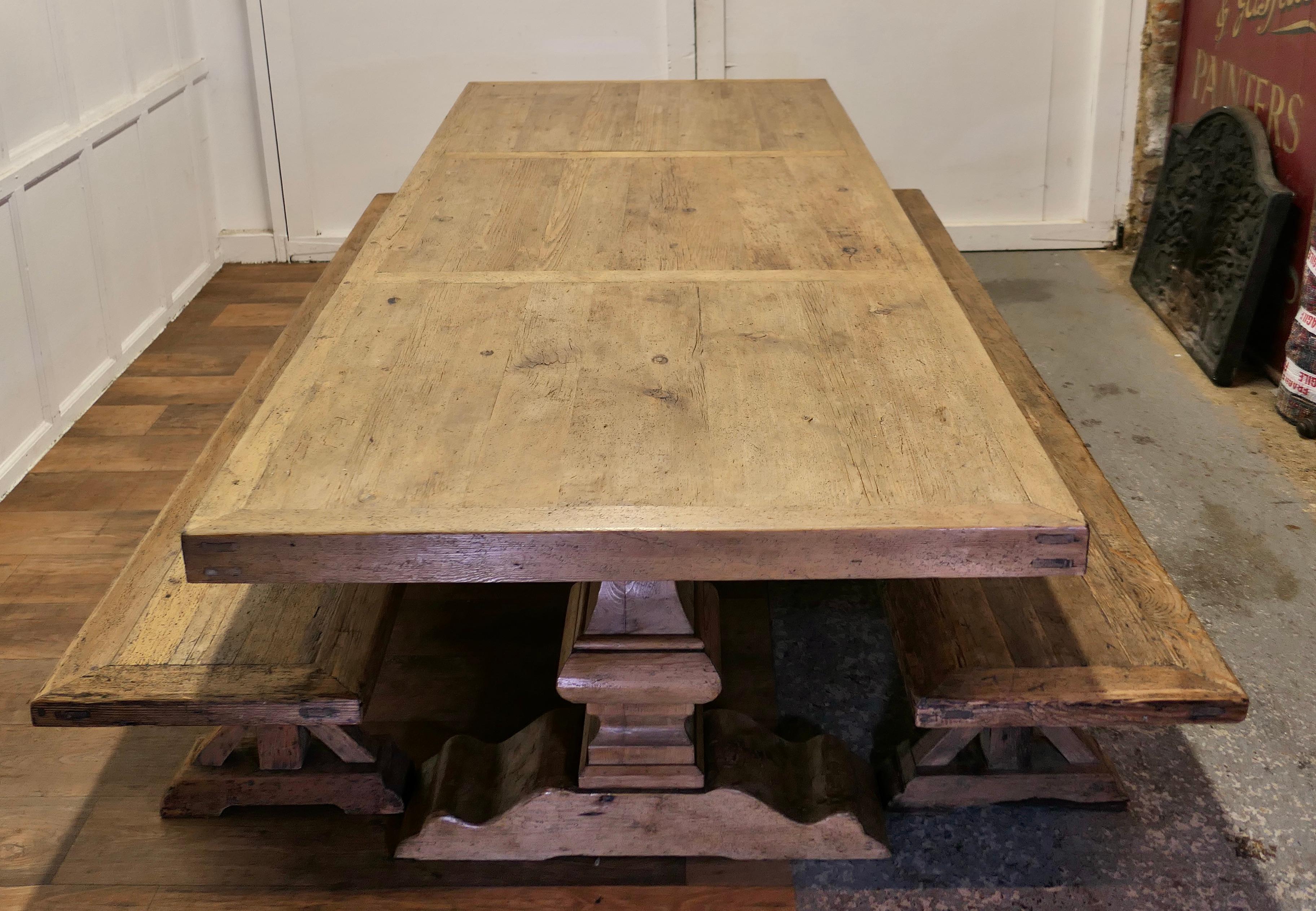 Grande table de réfectoire en pin avec bancs assortis    Bon état - En vente à Chillerton, Isle of Wight