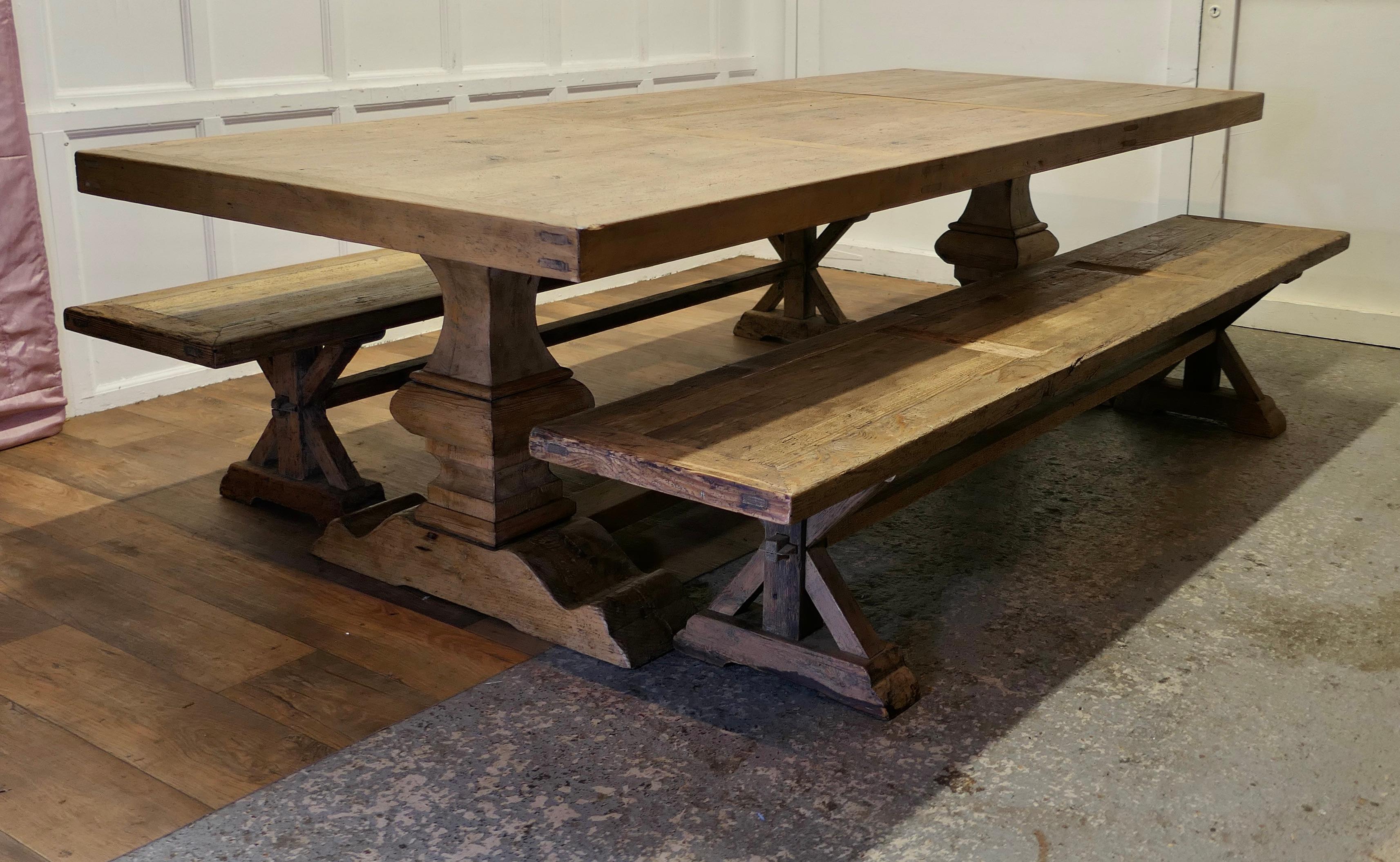 Milieu du XXe siècle Grande table de réfectoire en pin avec bancs assortis    en vente