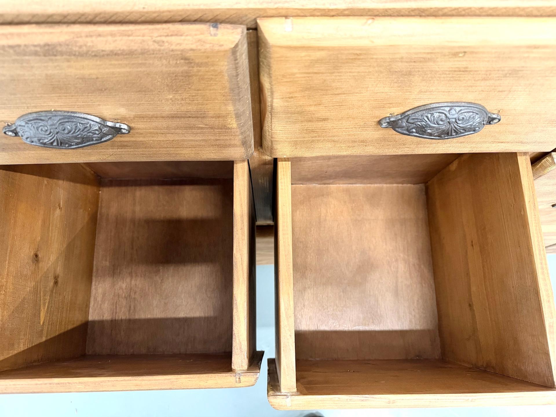 Grande armadio commerciale in pino del 1950 circa in vendita 3