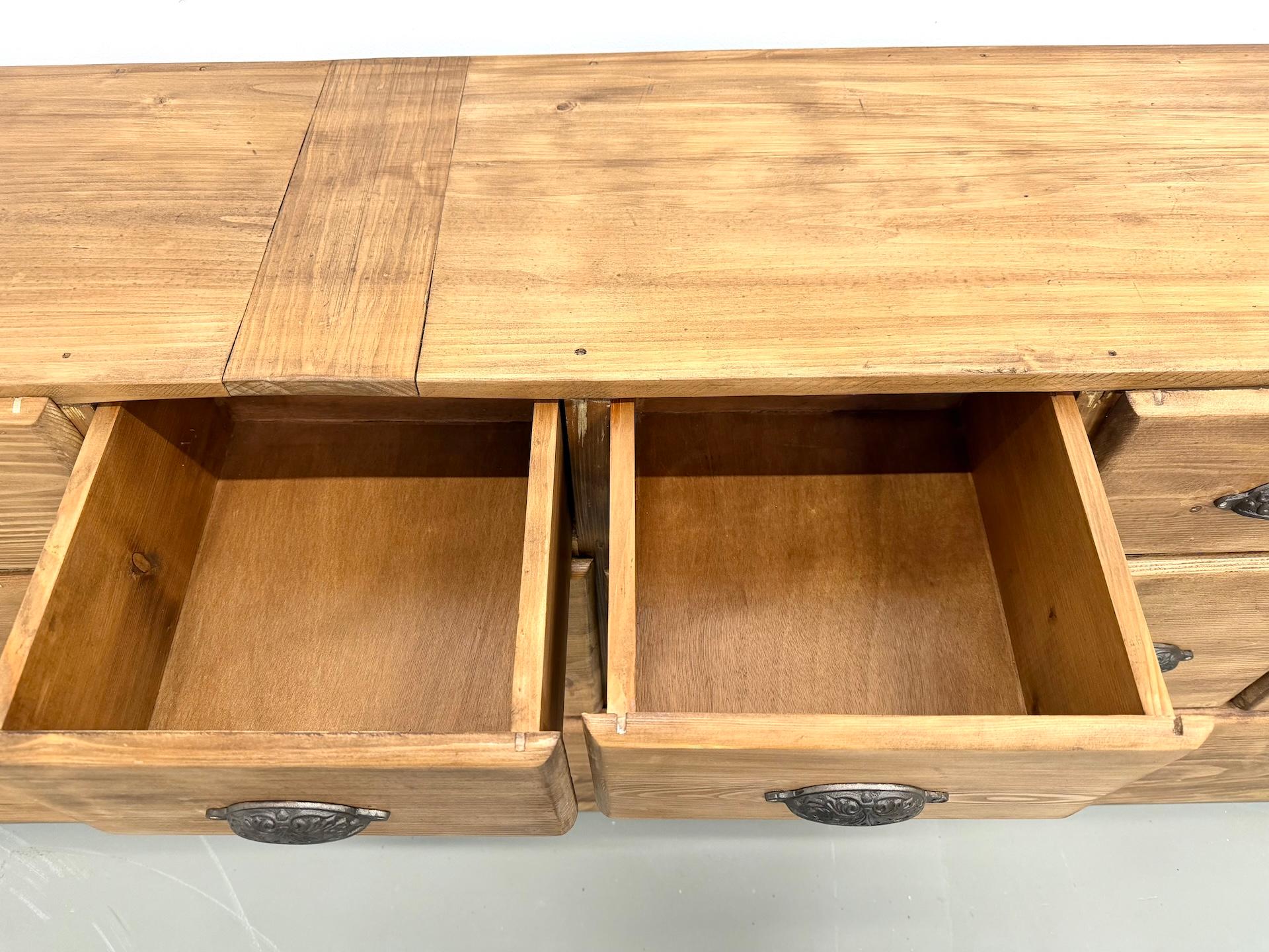 Grande armadio commerciale in pino del 1950 circa in vendita 4