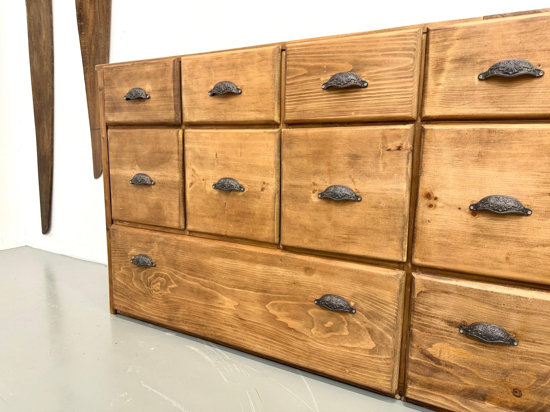 Grande armadio commerciale in pino del 1950 circa in vendita 5