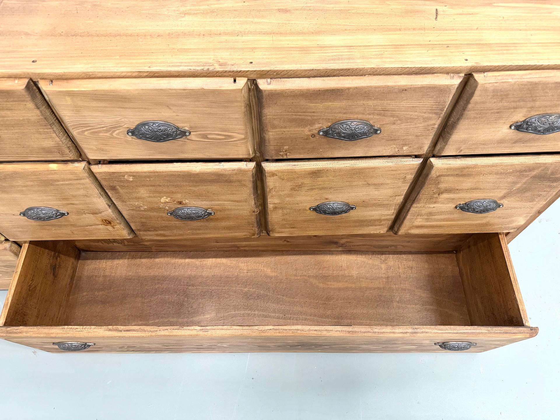 Grande armadio commerciale in pino del 1950 circa in vendita 6