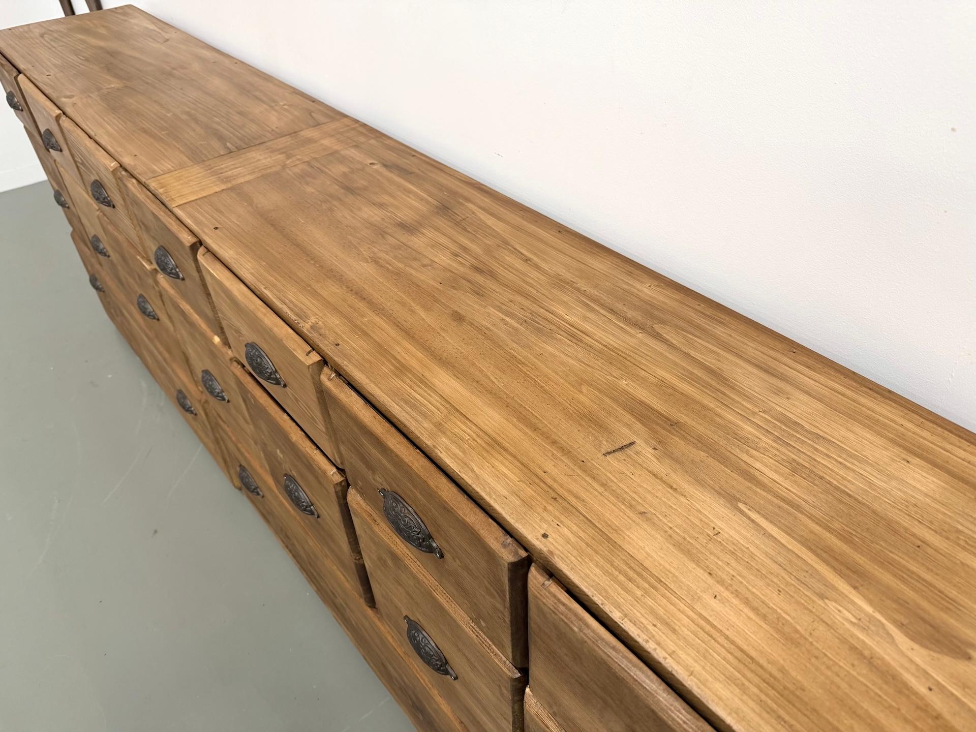 Grande armadio commerciale in pino del 1950 circa in vendita 7