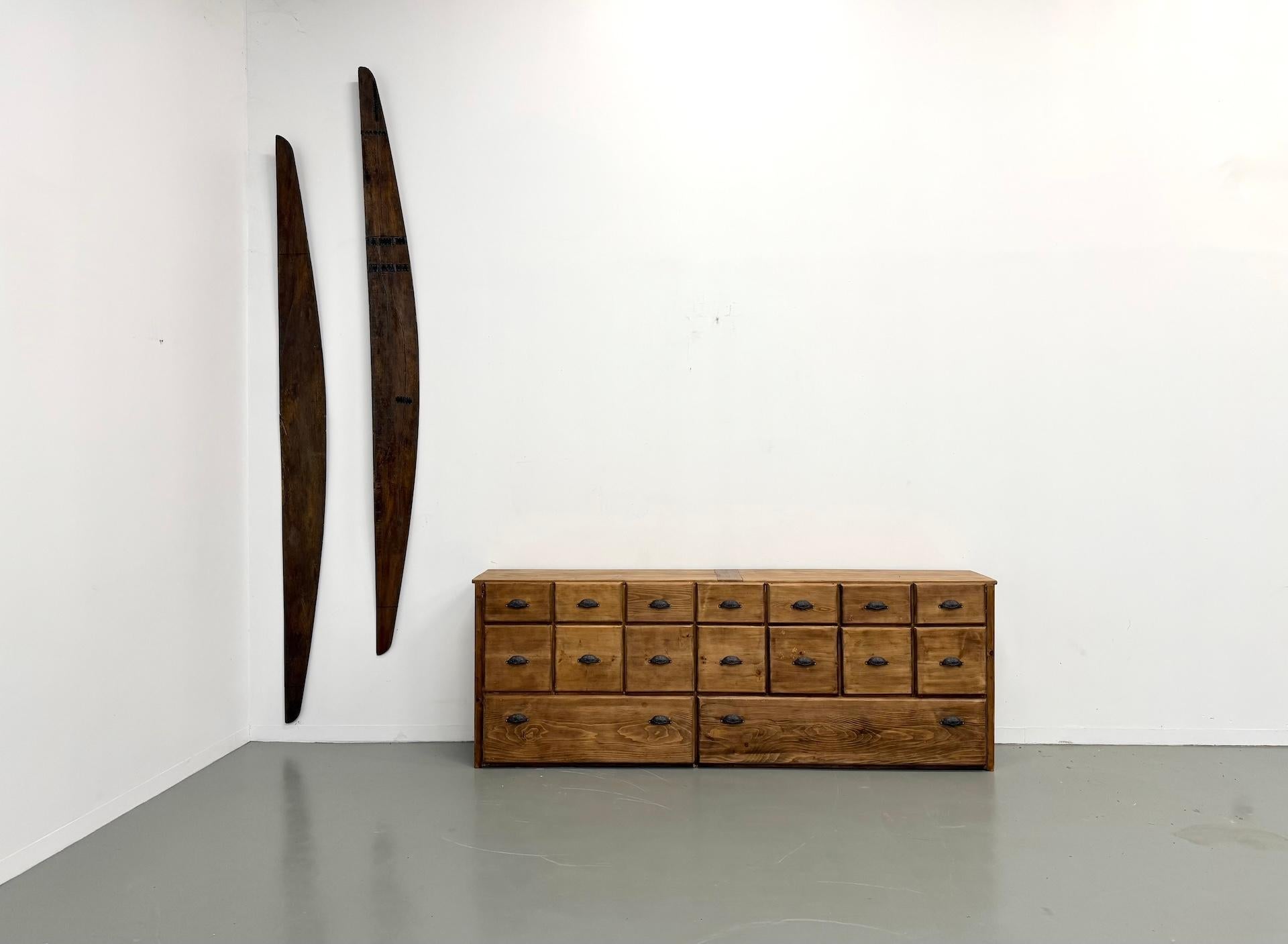 Descrizione : Un bancone/armadio in pino vintage di grande effetto, perfetto per dare un tocco industriale al tuo spazio. Con una lunghezza impressionante di quasi 2,5 metri e una profondità ridotta (41 cm), questo pezzo funziona perfettamente come