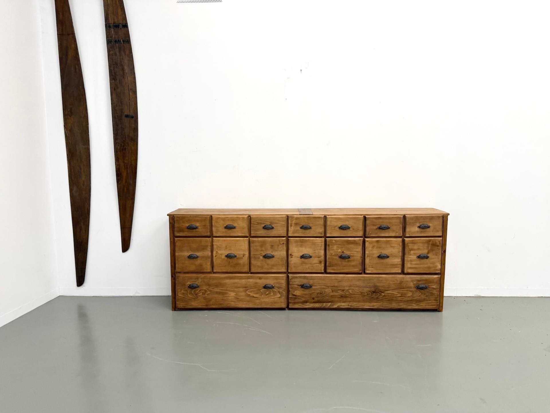 Stile provenzale Grande armadio commerciale in pino del 1950 circa in vendita