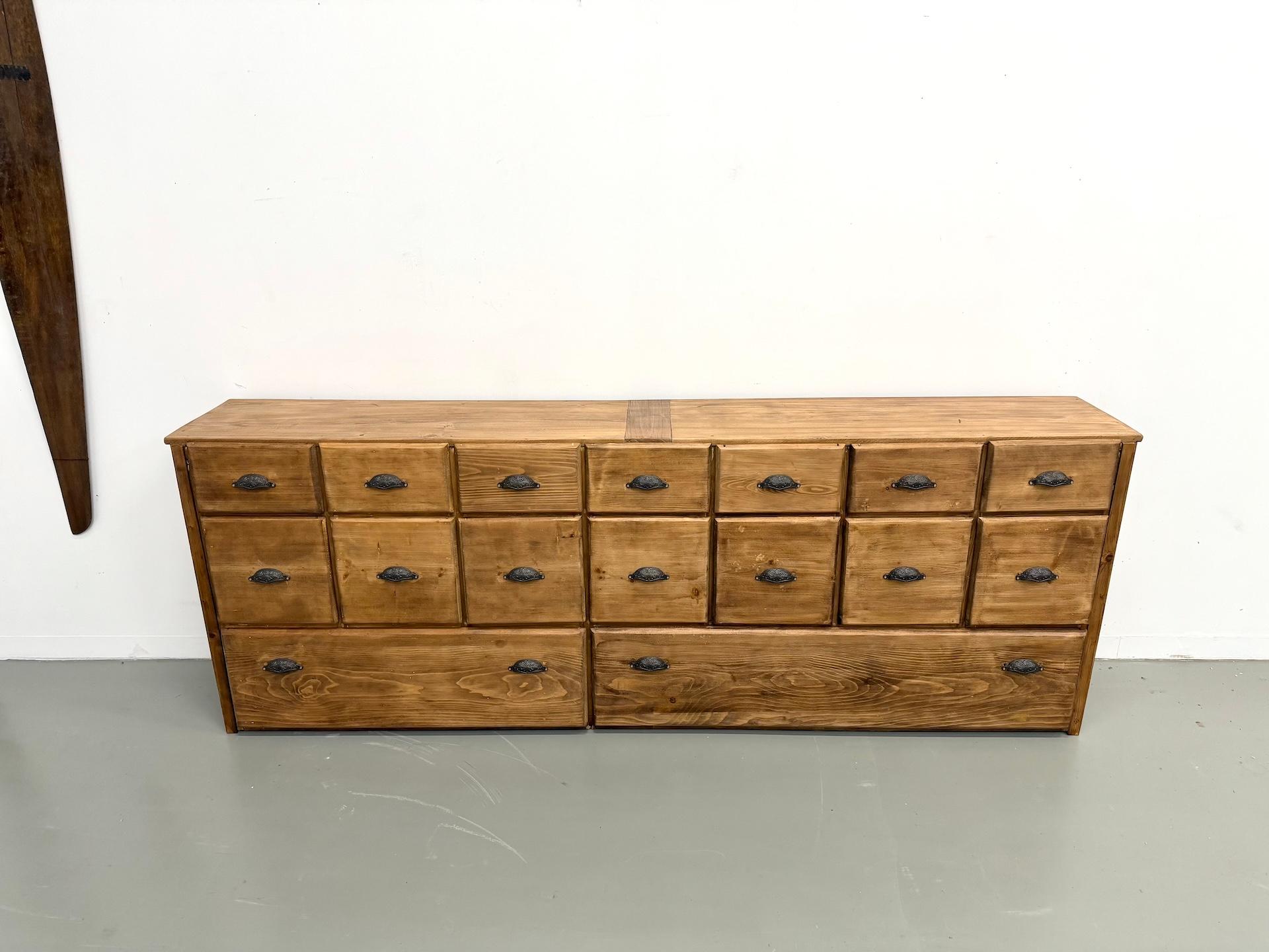 Grande armadio commerciale in pino del 1950 circa In condizioni buone in vendita a LYON, FR