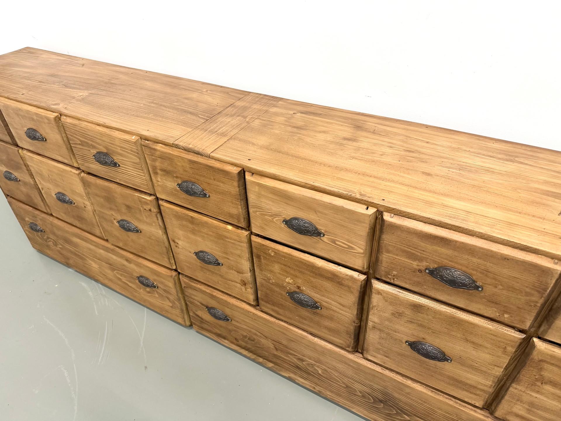 Pino Grande armadio commerciale in pino del 1950 circa in vendita