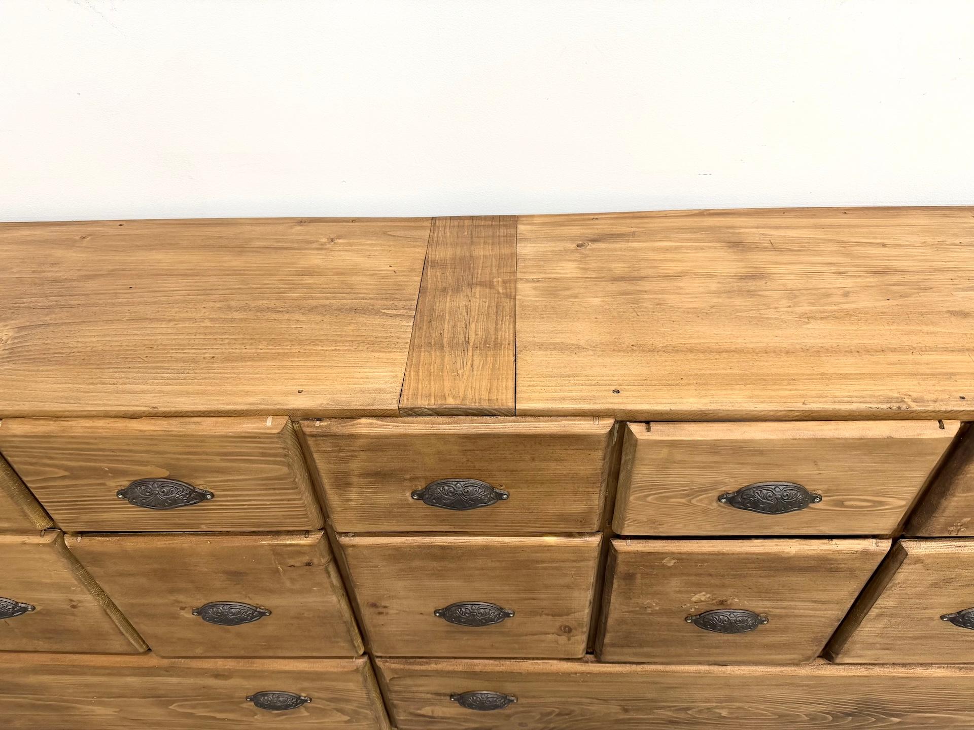 Grande armadio commerciale in pino del 1950 circa in vendita 1