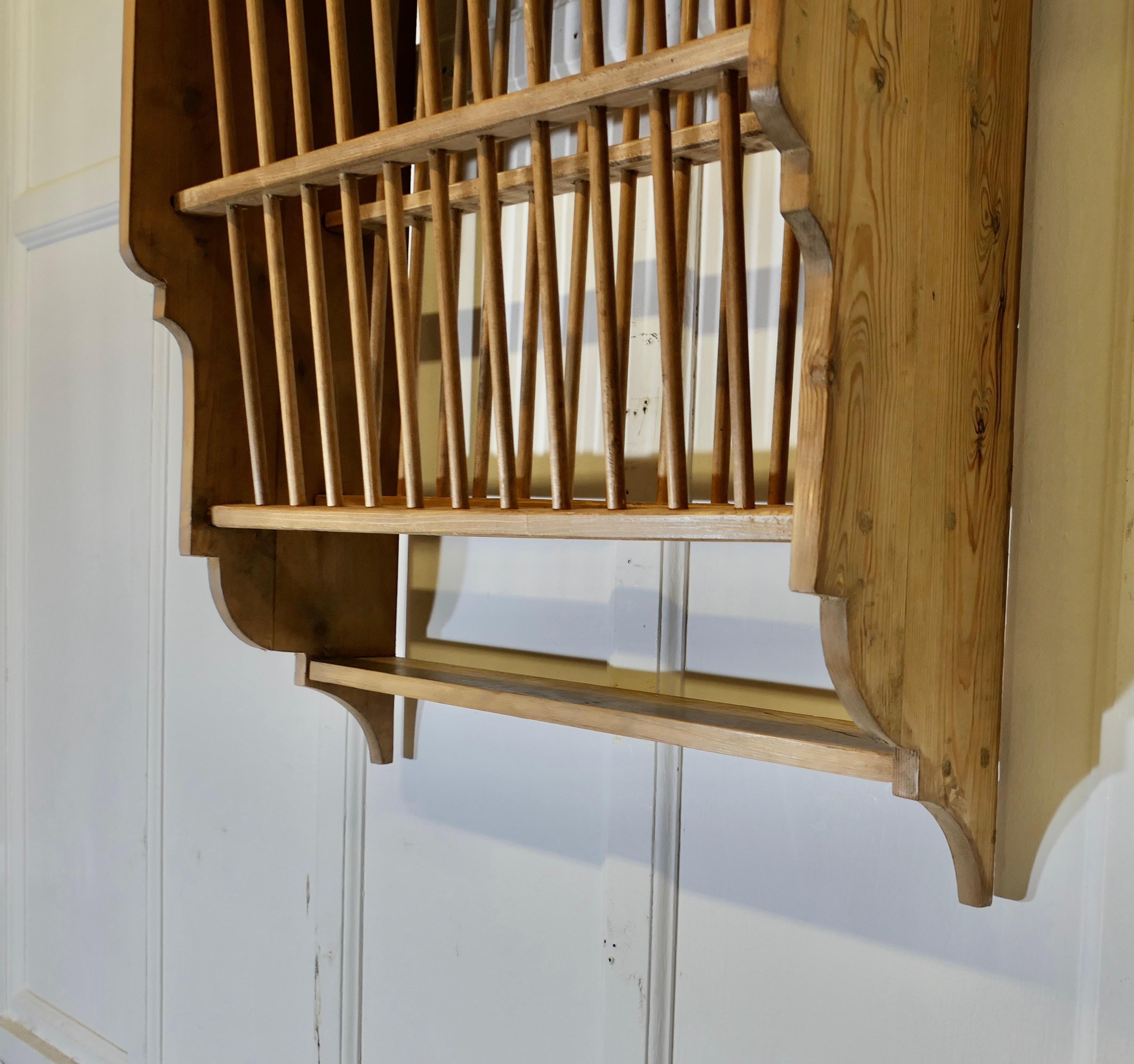 Large Pine Wall Hanging Plate Draining Rack In Good Condition In Godshill, Isle of Wight
