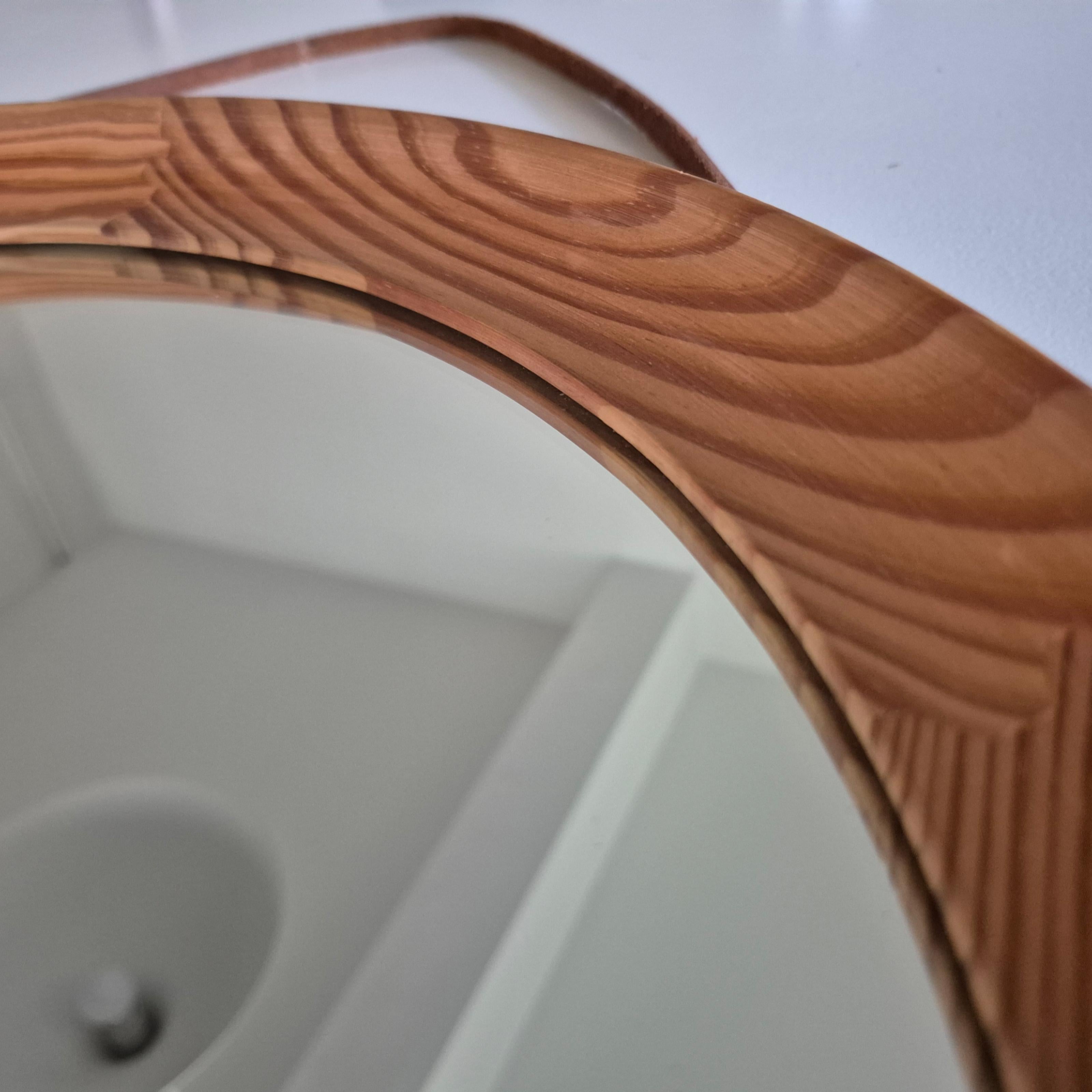 Scandinave moderne Grand miroir mural en pin par Uno & Östen Kristiansson pour Luxus, Suède années 1960 en vente