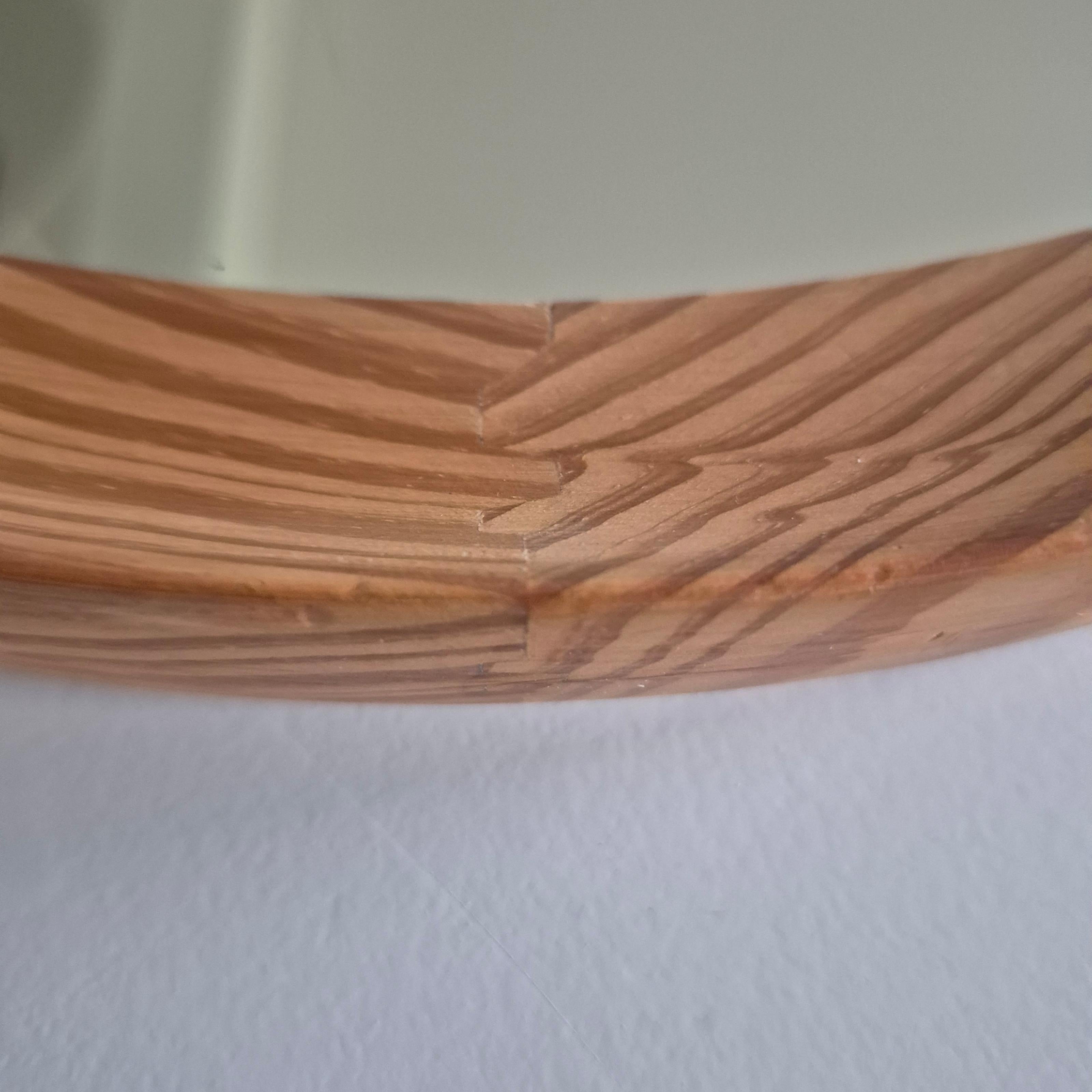 Menuiserie Grand miroir mural en pin par Uno & Östen Kristiansson pour Luxus, Suède années 1960 en vente