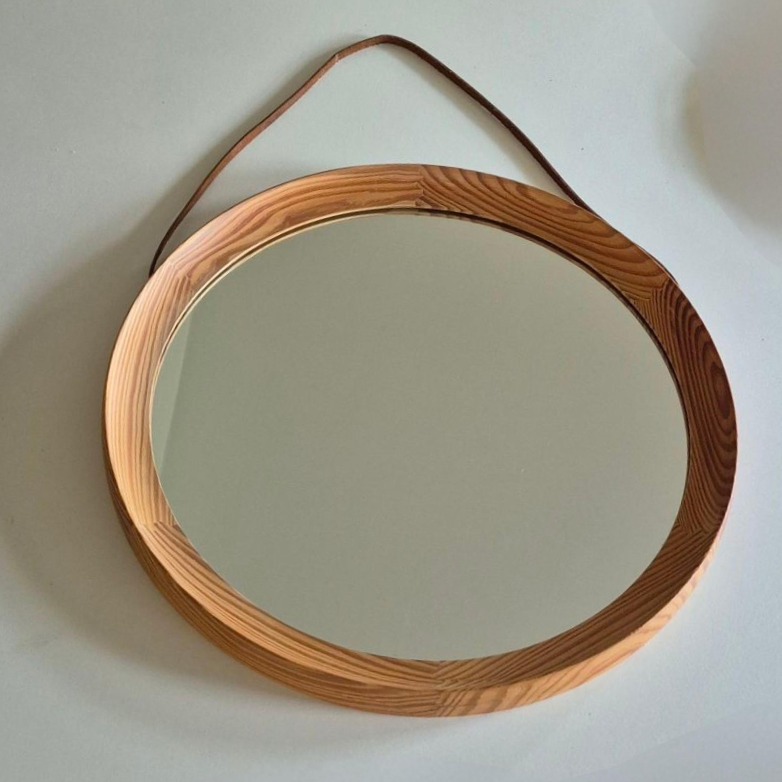 Grand miroir mural en pin par Uno & Östen Kristiansson pour Luxus, Suède années 1960 Bon état - En vente à ECHT, NL