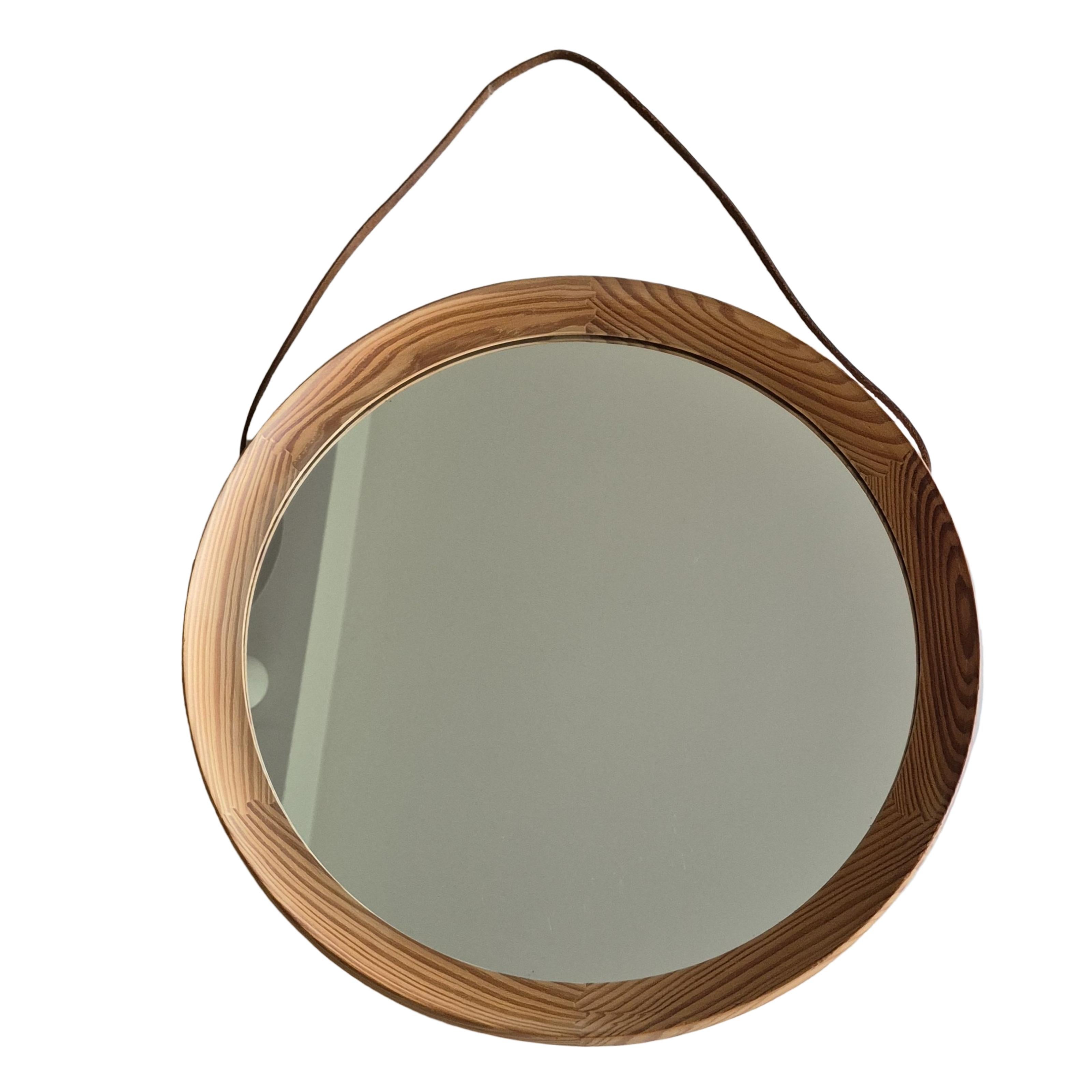 20ième siècle Grand miroir mural en pin par Uno & Östen Kristiansson pour Luxus, Suède années 1960 en vente