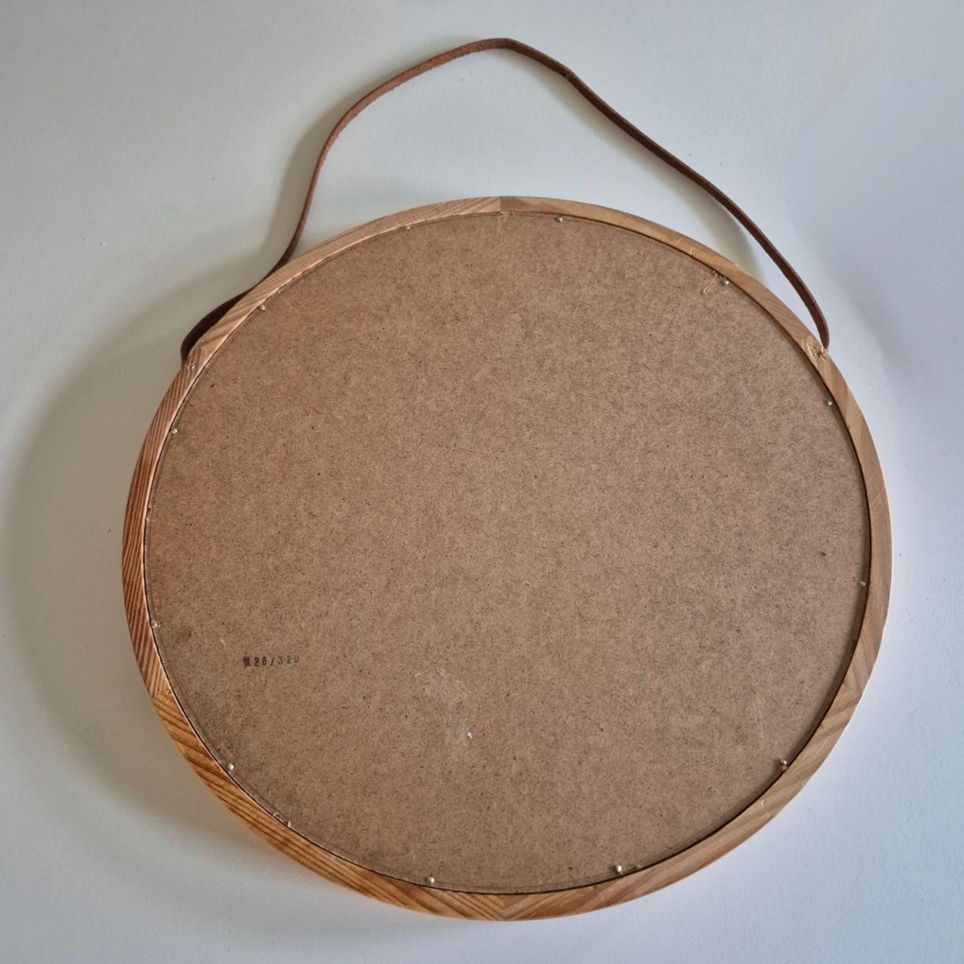 Cuir Grand miroir mural en pin par Uno & Östen Kristiansson pour Luxus, Suède années 1960 en vente