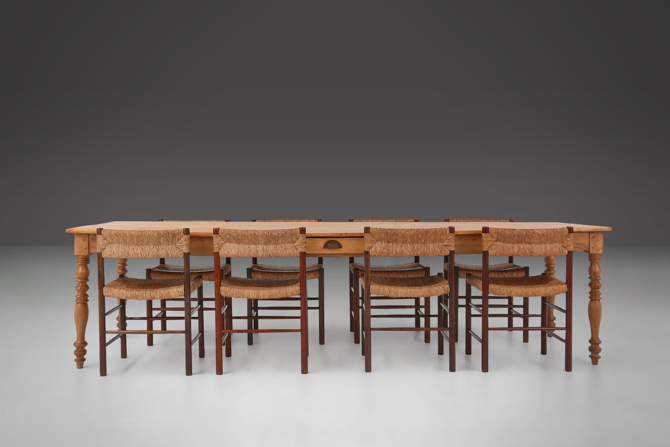 Frankreich / 1850 / Bauernhoftisch / Kiefernholz / rustikal

Großer, stattlicher Bauernhoftisch aus französischer Kiefer, handgefertigt um 1870. Dieser robuste Esstisch hat auf einer Seite eine Schublade und steht auf vier elegant gedrechselten