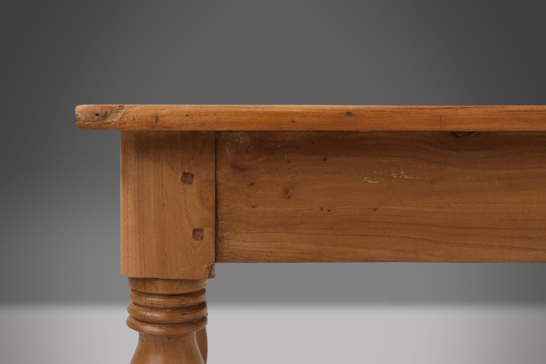 Großer Bauerntisch aus Kiefernholz mit Schublade und gedrechselten Beinen, Frankreich, 1850er Jahre im Zustand „Gut“ in Meulebeke, BE