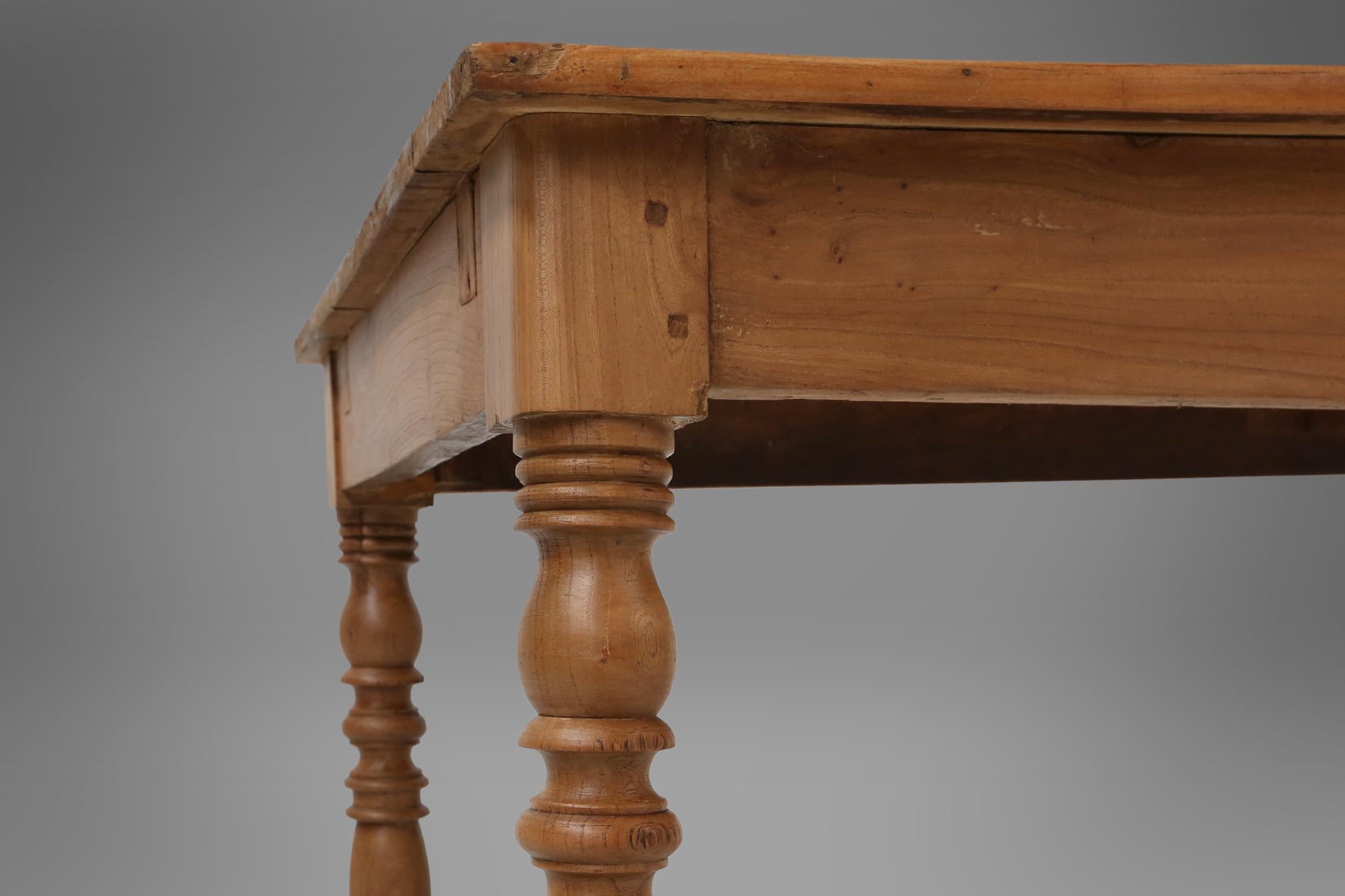 Großer Bauerntisch aus Kiefernholz mit Schublade und gedrechselten Beinen, Frankreich, 1850er Jahre (Mittleres 19. Jahrhundert)