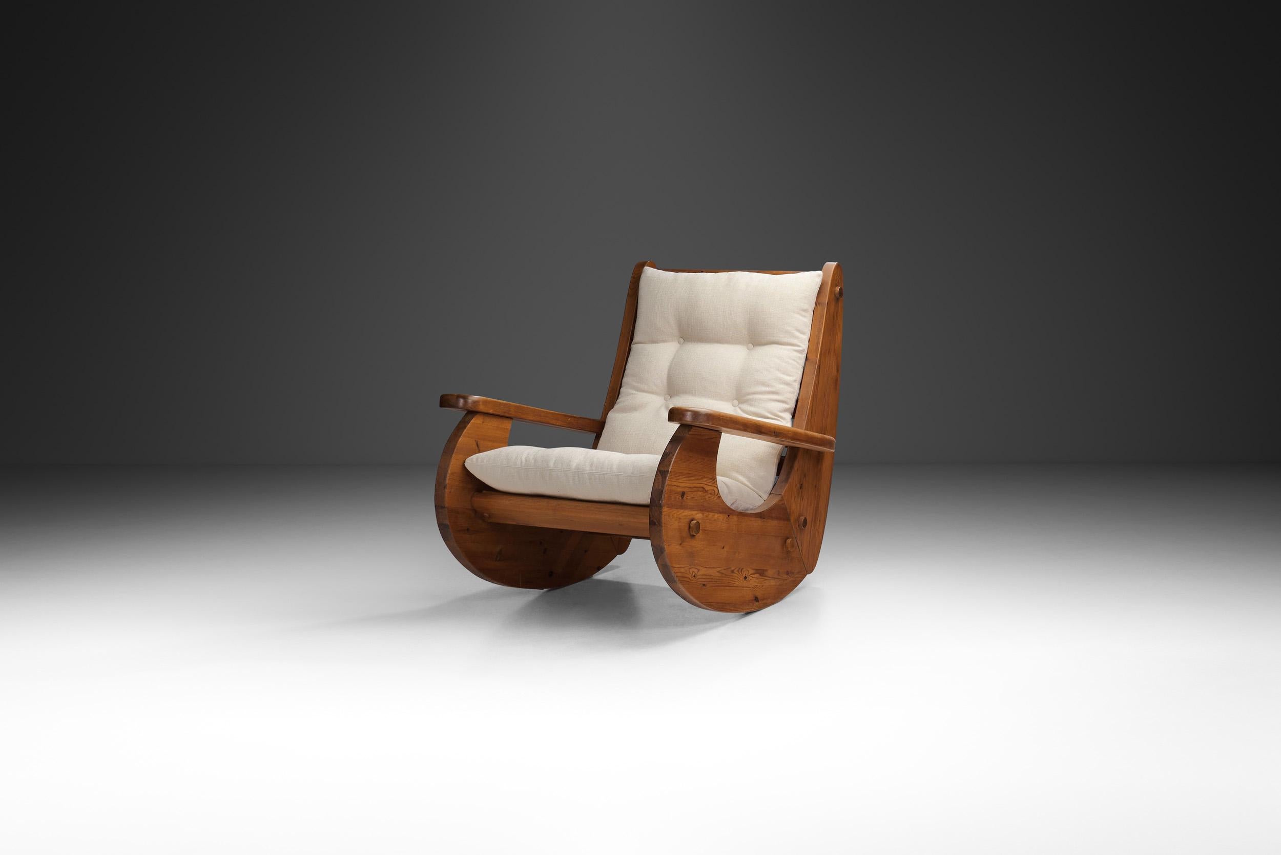 Large Pine Wood Rocking Chair, The Netherlands 1970s In Good Condition For Sale In Utrecht, NL