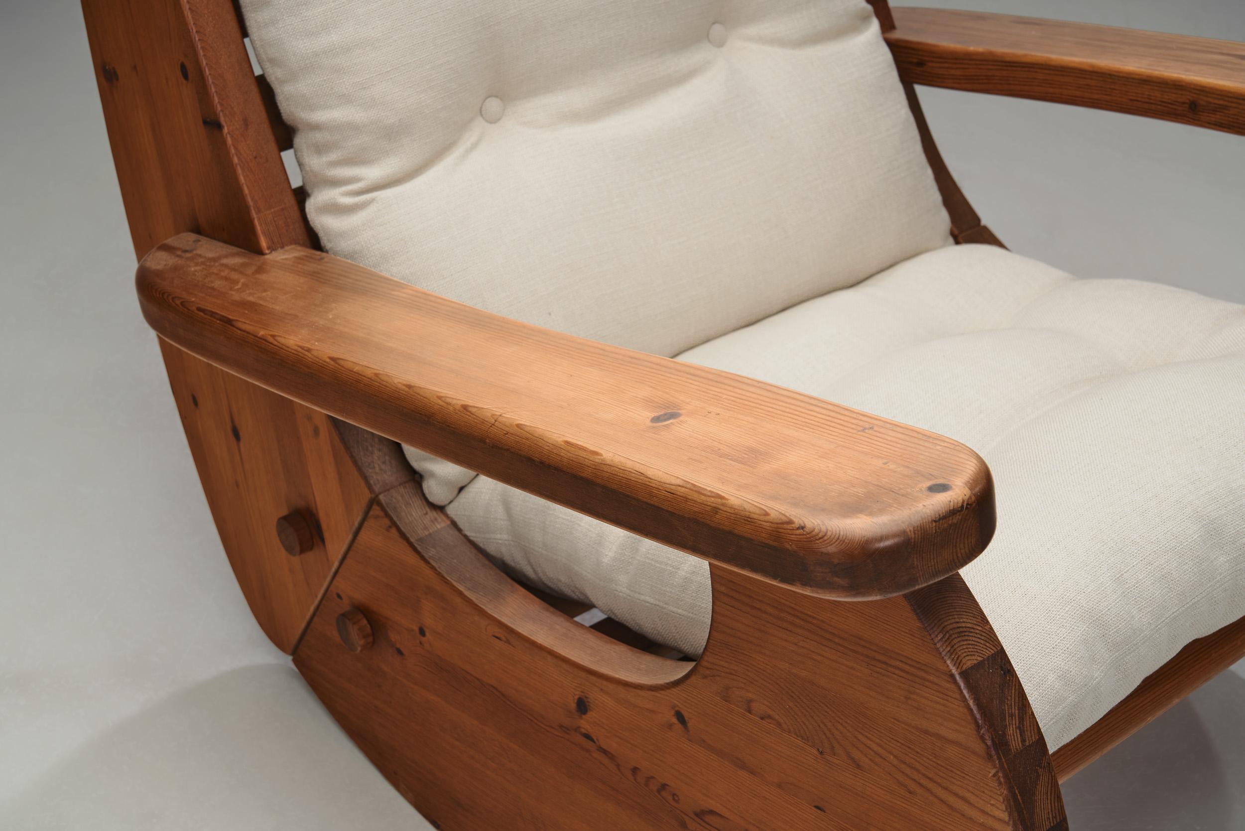 Sillas mecedoras grandes de madera de pino, Países Bajos Años 70 en venta 4